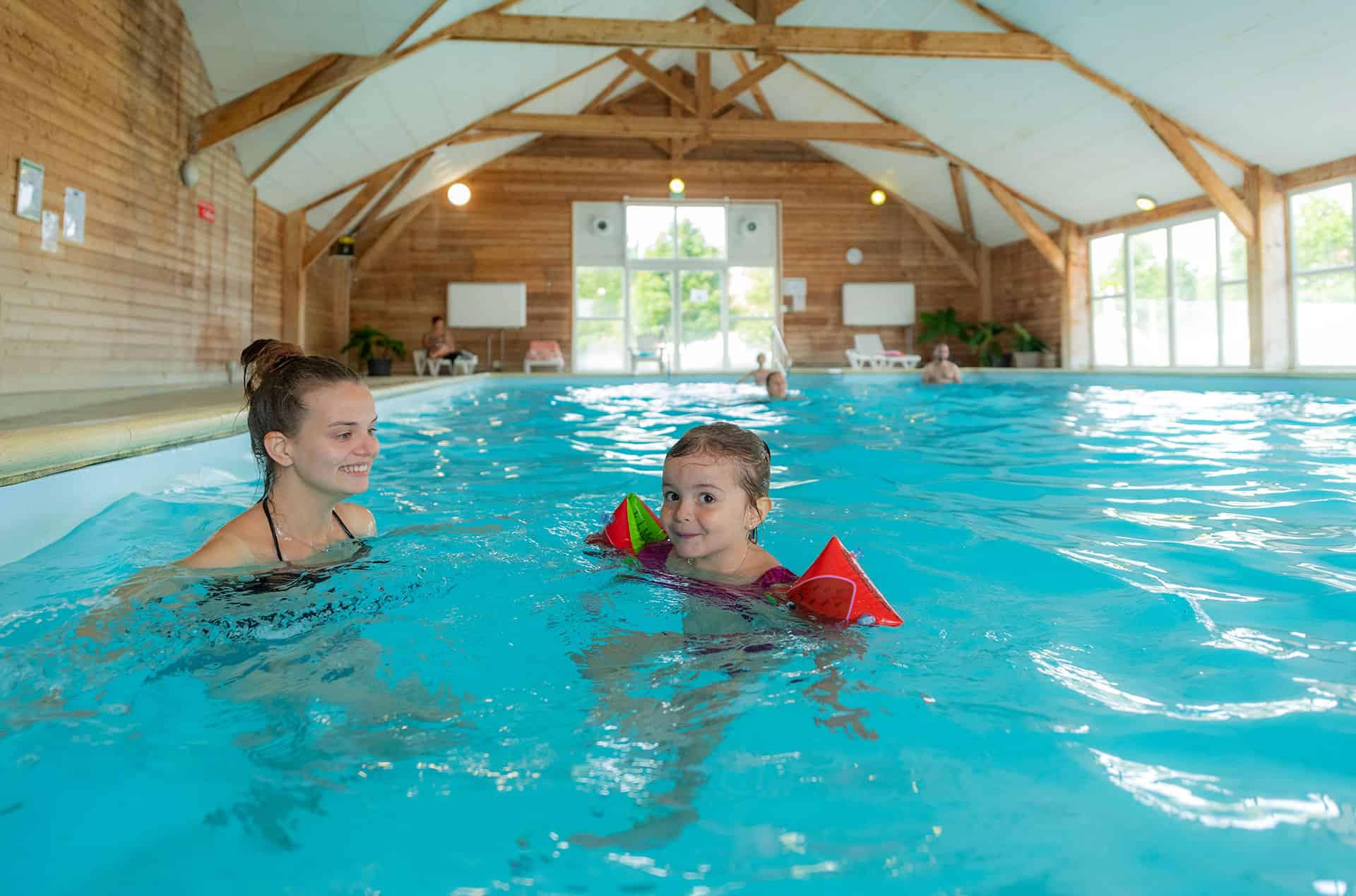 Piscine intérieure chauffée de la résidence de vacances Goélia Les Portes d'Honfleur  Piscine intérieure chauffée de la résidence de vacances Goélia Les Portes d'Honfleur