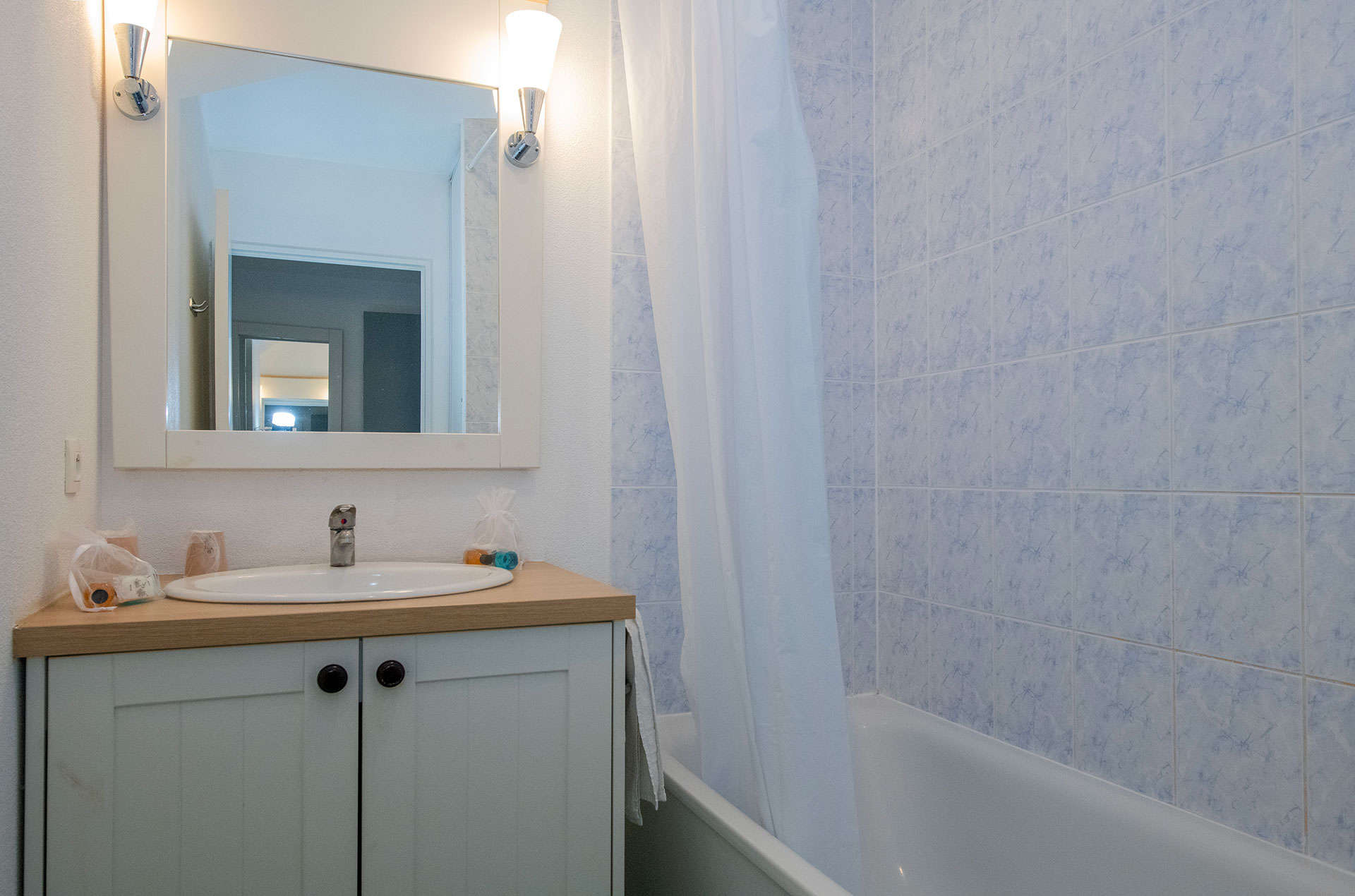 Exemple de salle de bain de la résidence de vacances Goélia Les Portes d'Honfleur en Normandie Exemple de salle de bain de la résidence de vacances Goélia Les Portes d'Honfleur en Normandie