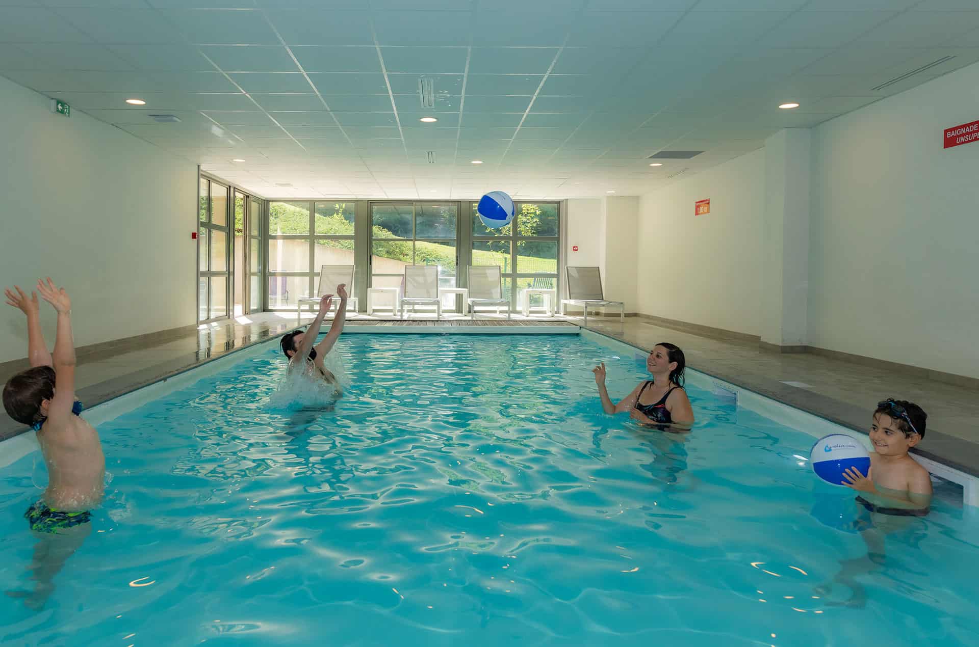 Piscine intérieure de la résidence de vacances Goélia Le Domaine du Golf à Ammerschwihr / Colmar Piscine intérieure de la résidence de vacances Goélia Le Domaine du Golf à Ammerschwihr / Colmar