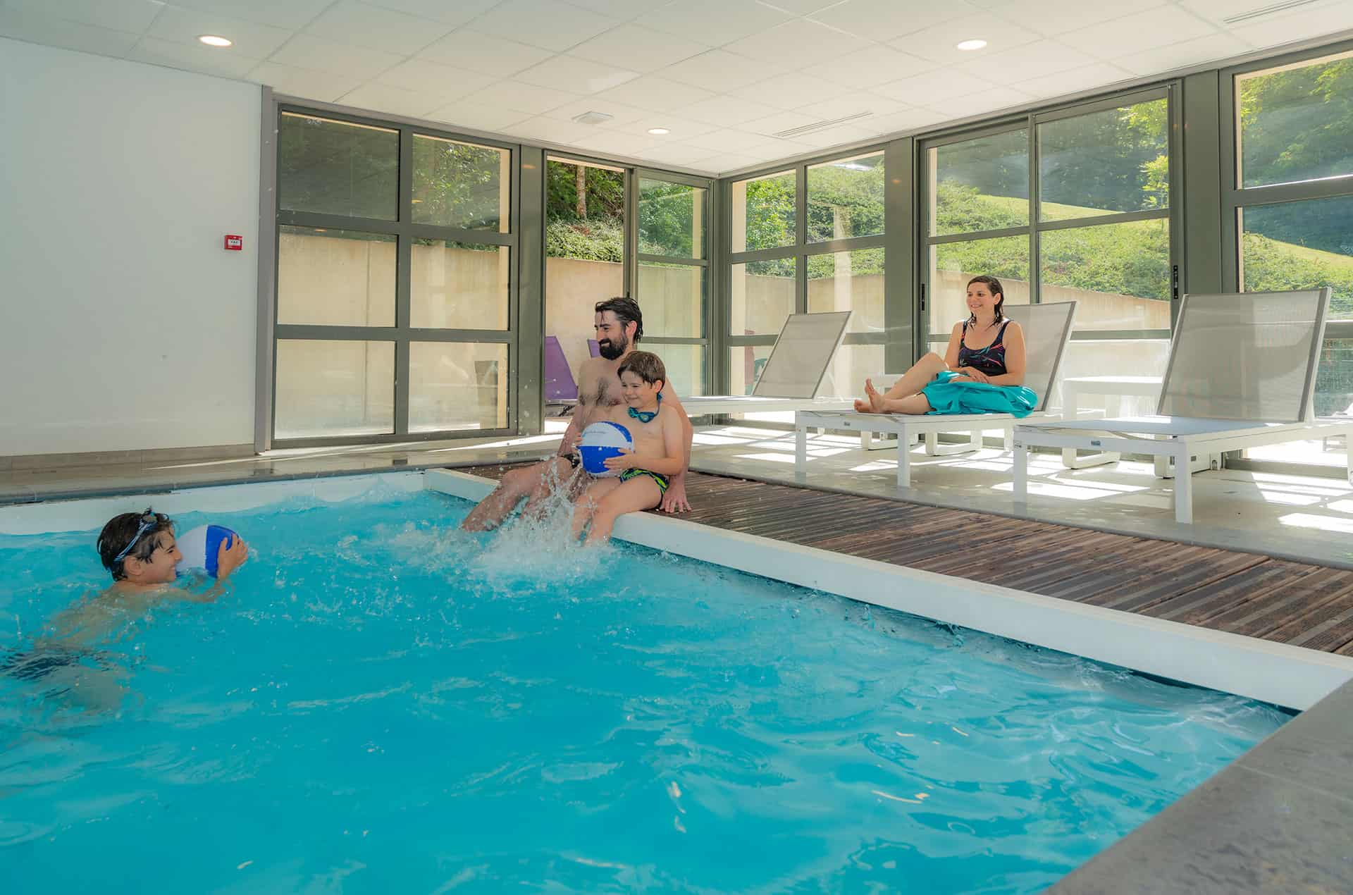 Piscine intérieure de la résidence de vacances Goélia Le Domaine du Golf à Ammerschwihr / Colmar Piscine intérieure de la résidence de vacances Goélia Le Domaine du Golf à Ammerschwihr / Colmar
