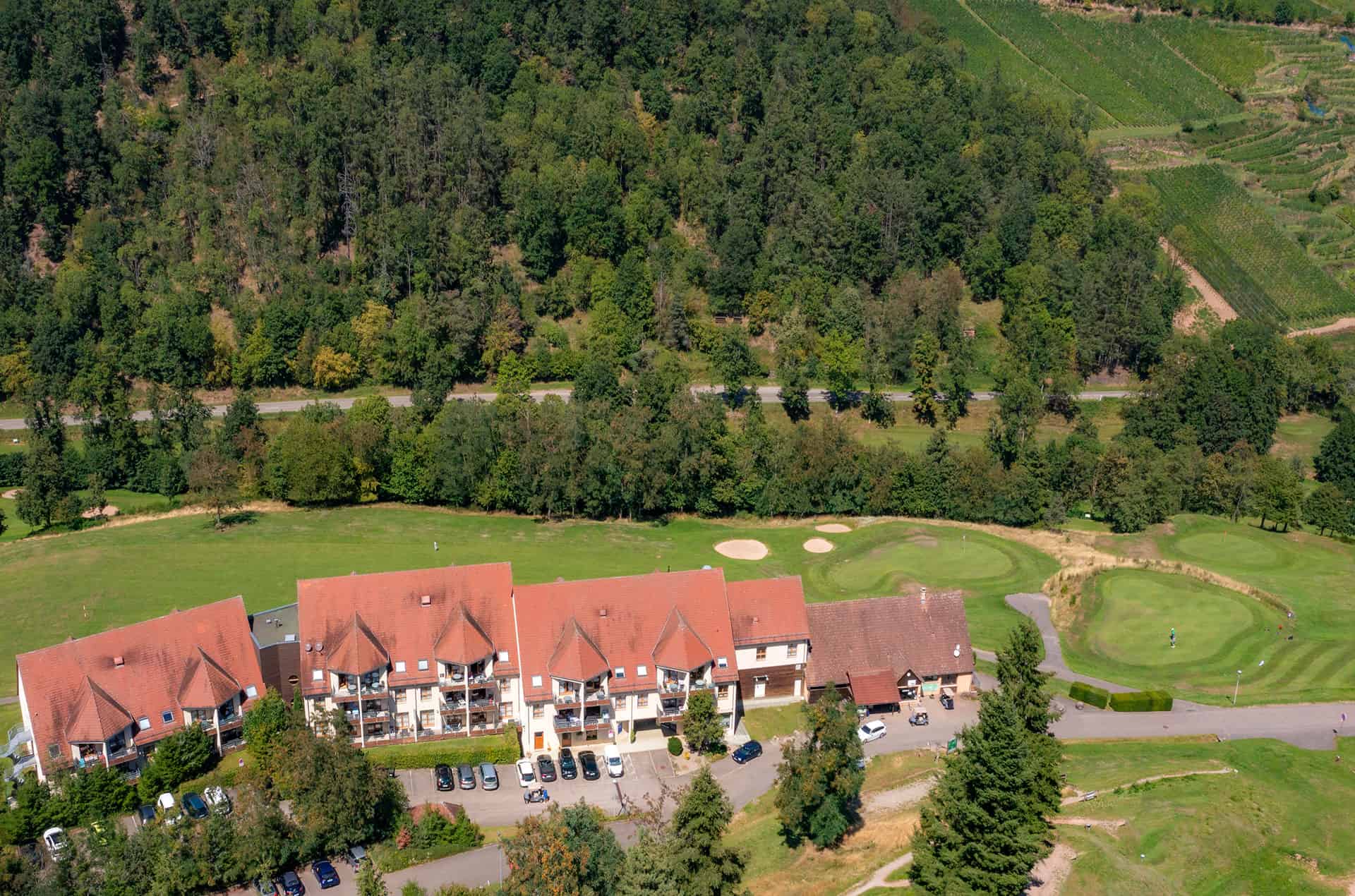 Vue de la résidence de vacances Goélia Le Domaine du Golf et du golf attenant à Ammerschwihr / Colmar  en Alsace Vue de la résidence de vacances Goélia Le Domaine du Golf et du golf attenant à Ammerschwihr / Colmar  en Alsace