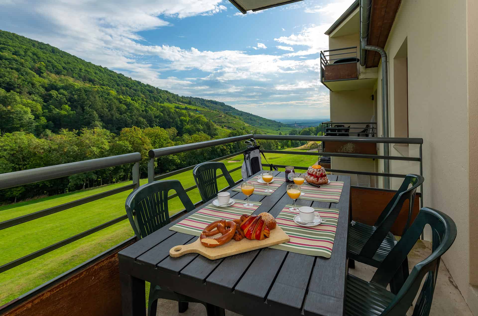 Exemple de vue  sur le golf d'un balcon de  la résidence de vacances Goélia Le Domaine du Golf à Ammerschwihr / Colmar en Alsace Exemple de vue  sur le golf d'un balcon de  la résidence de vacances Goélia Le Domaine du Golf à Ammerschwihr / Colmar en Alsace