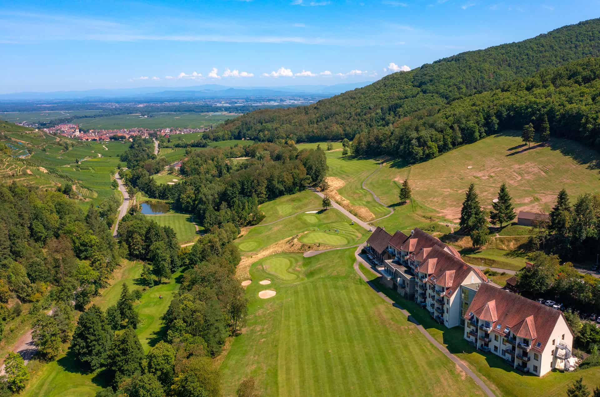 Vue de la résidence de vacances Goélia Le Domaine du Golf et du golf attenant à Ammerschwihr / Colmar en Alsace