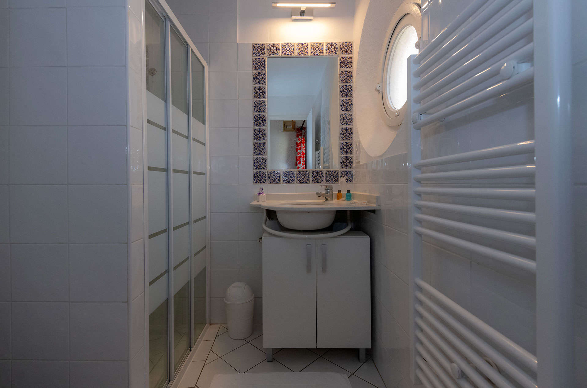Example of a bathroom in the Goélia Les Jardins d'Azur holiday residence in St Raphaël  Example of a bathroom in the Goélia Les Jardins d'Azur holiday residence in St Raphaël
