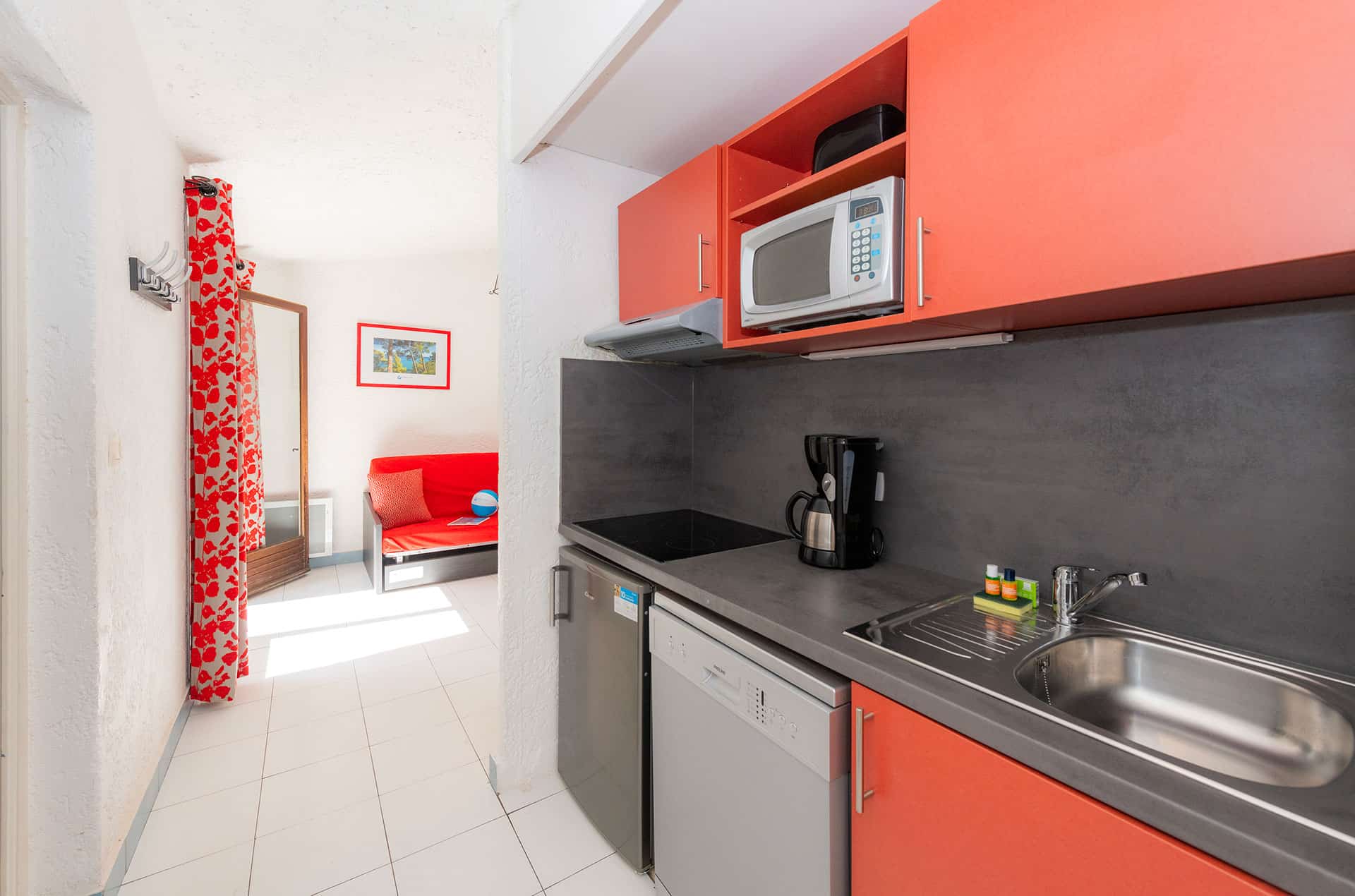 Example of a kitchenette in the Goélia les Jardins d'Azur holiday residence in St Raphaël Example of a kitchenette in the Goélia les Jardins d'Azur holiday residence in St Raphaël