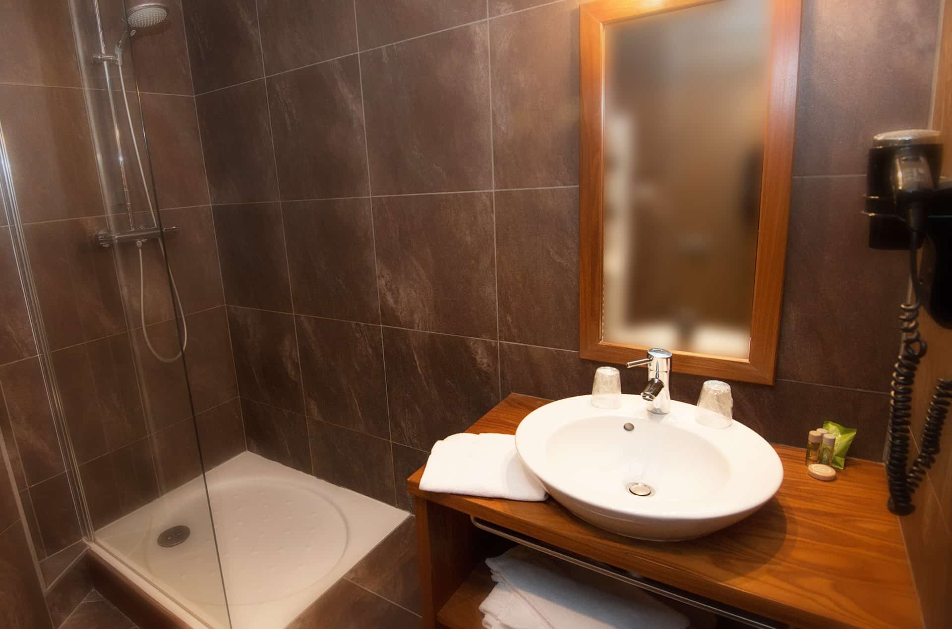 Exemple de salle de bain de la résidence de vacances Les Vallées à la Bresse Exemple de salle de bain de la résidence de vacances Les Vallées à la Bresse