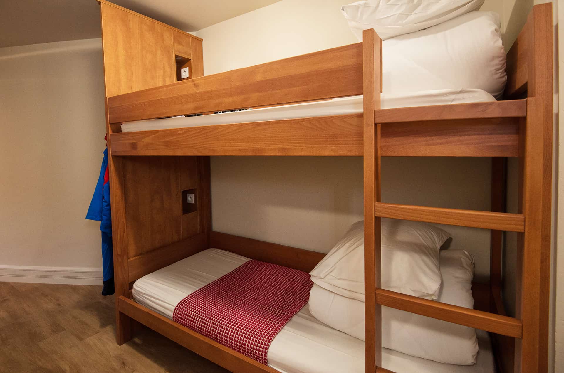 Exemple de chambre avec lits superposés de la résidence de vacances Les Vallées à la Bresse Exemple de chambre avec lits superposés de la résidence de vacances Les Vallées à la Bresse