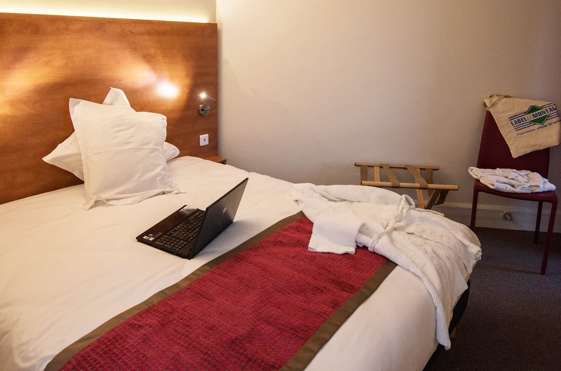 Exemple de chambre avec lit double de la résidence de vacances Les Vallées à la Bresse Exemple de chambre avec lit double de la résidence de vacances Les Vallées à la Bresse