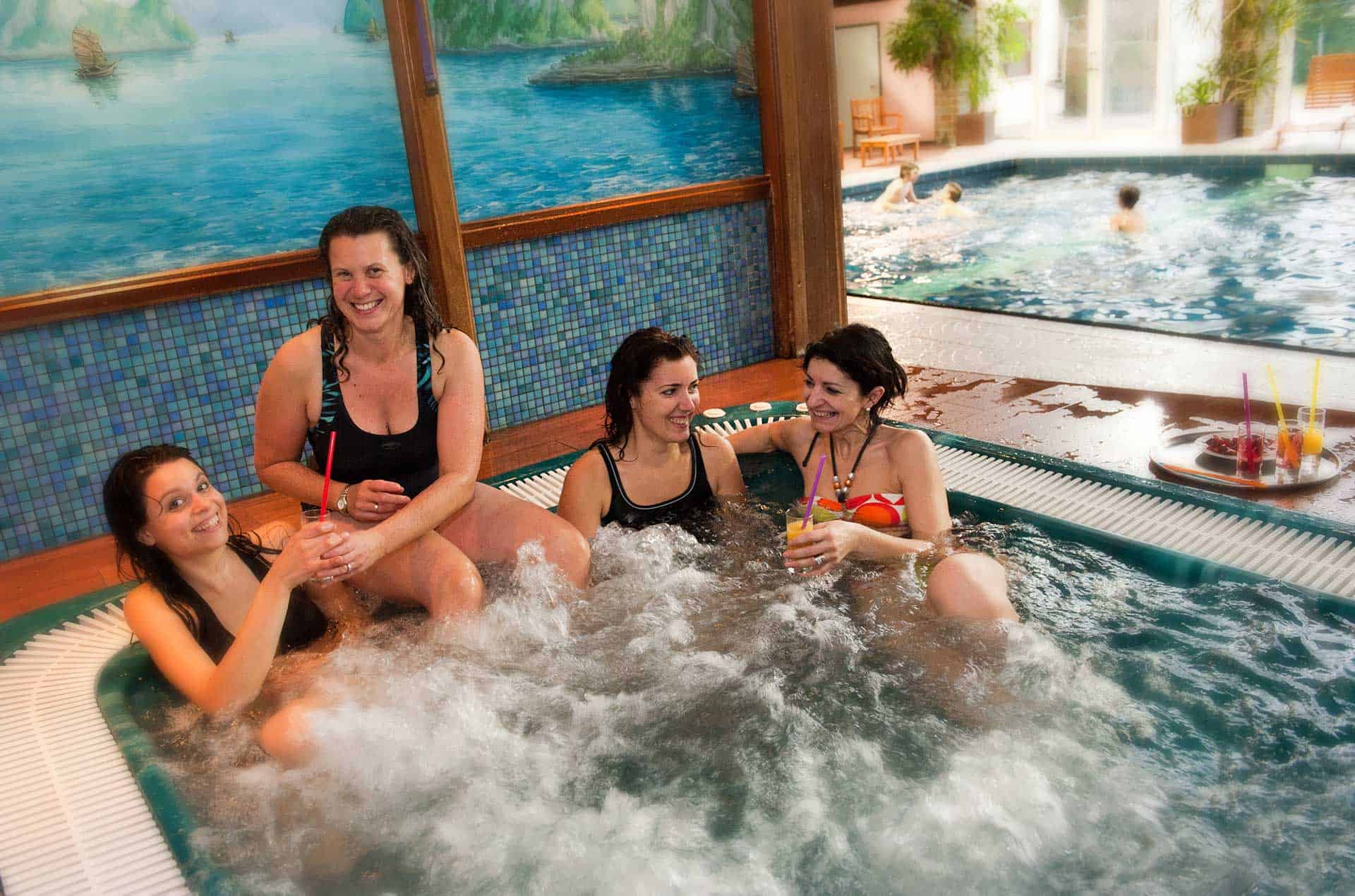 Bain à remous de la résidence de vacances les Vallées à la Bresse Bain à remous de la résidence de vacances les Vallées à la Bresse