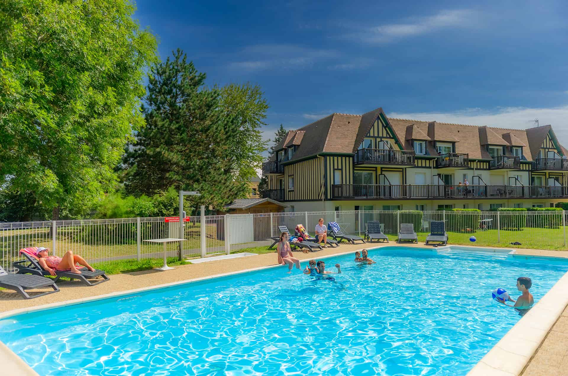 Piscine extérieure chauffée de la résidence de vacances Goélia Green Panorama à Cabourg en Normandie Piscine extérieure chauffée de la résidence de vacances Goélia Green Panorama à Cabourg en Normandie