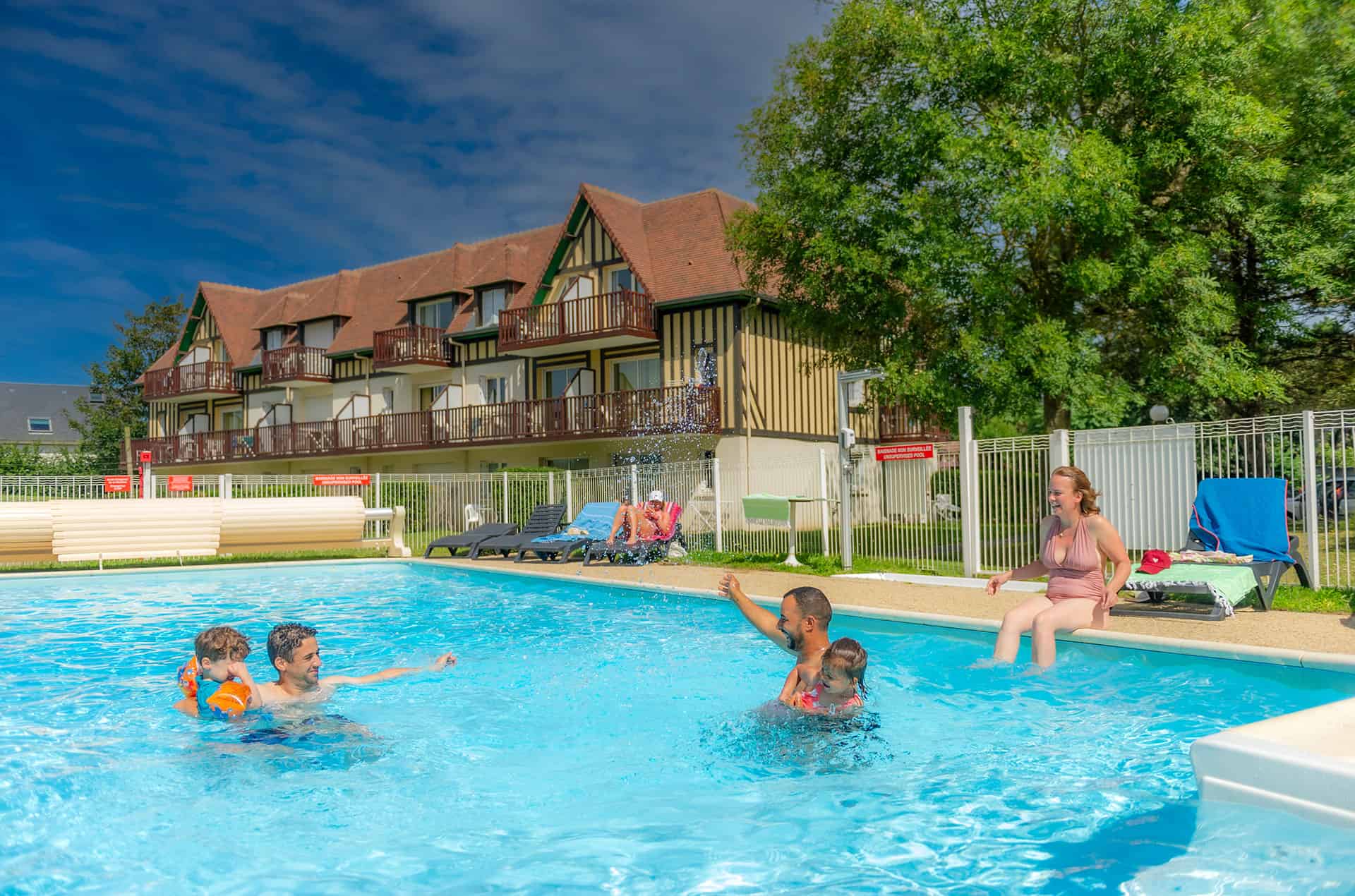 Piscine extérieure chauffée de la résidence de vacances Goélia Green Panorama à Cabourg en Normandie Piscine extérieure chauffée de la résidence de vacances Goélia Green Panorama à Cabourg en Normandie