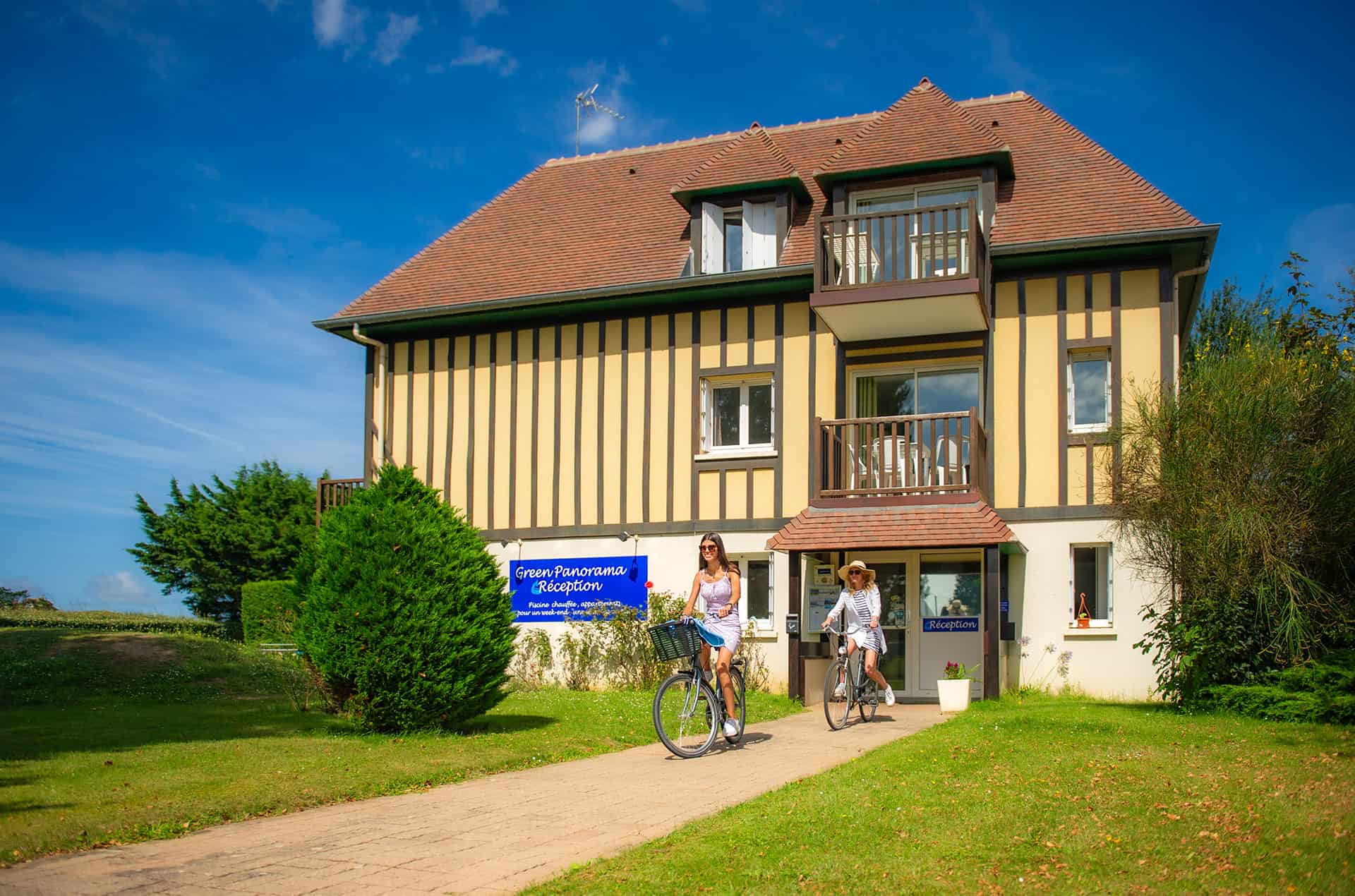 Réception de la résidence de vacances Goélia Green Panorama à Cabourg en Normandie Réception de la résidence de vacances Goélia Green Panorama à Cabourg en Normandie