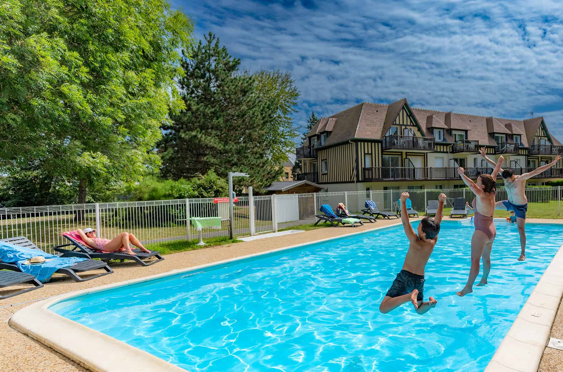 Piscine extérieure chauffée de la résidence de vacances Goélia Green Panorama à Cabourg en Normandie Piscine extérieure chauffée de la résidence de vacances Goélia Green Panorama à Cabourg en Normandie