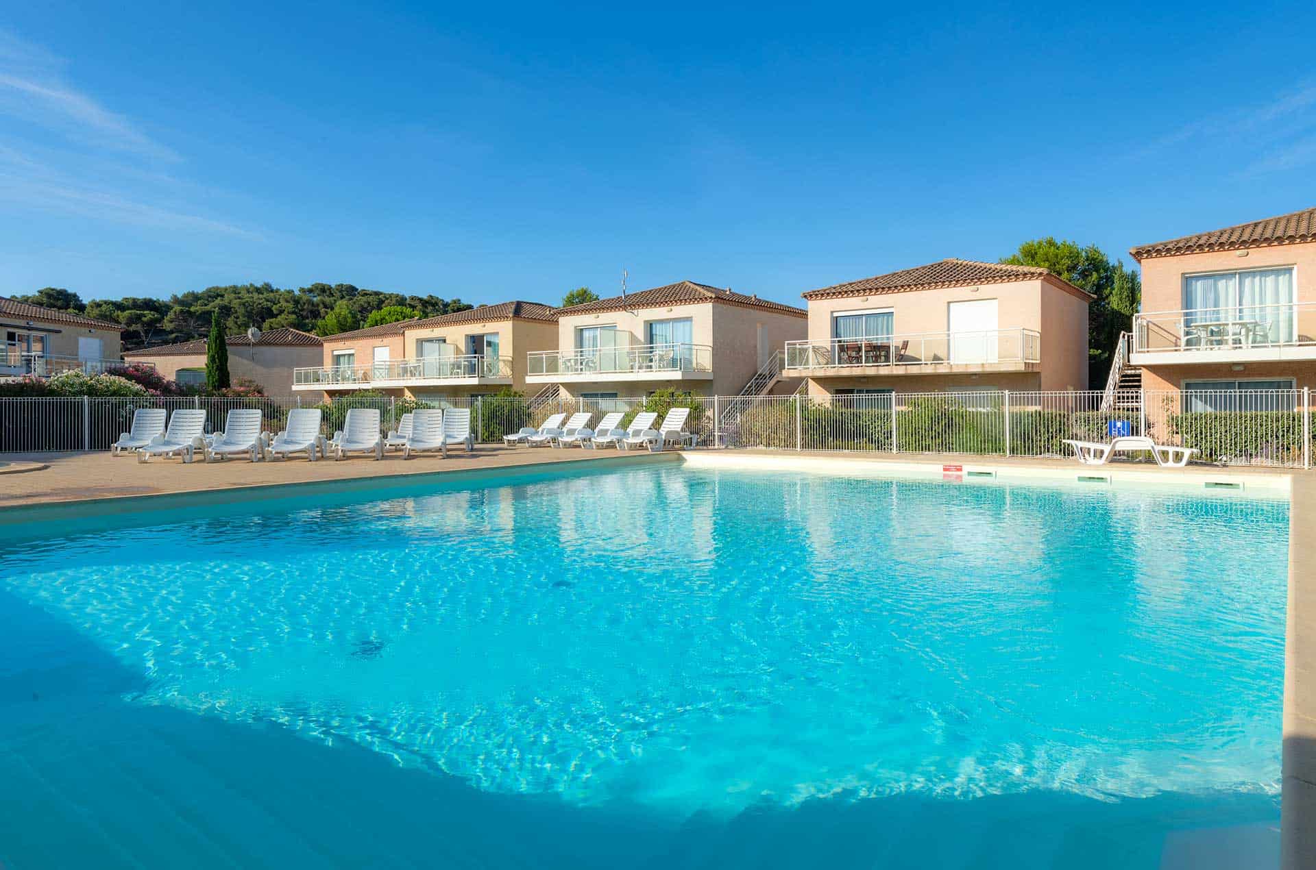 Piscine extérieure de la résidence de vacances Les Jardins de Phoebus à Gruissan, Occitanie Piscine extérieure de la résidence de vacances Les Jardins de Phoebus à Gruissan, Occitanie