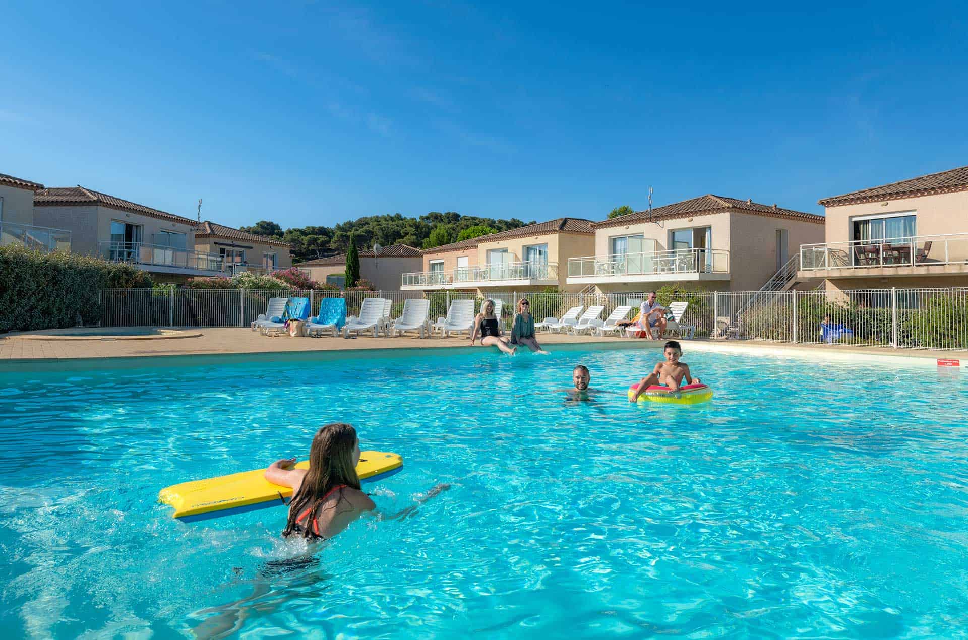 Piscine extérieure de la résidence de vacances Les Jardins de Phoebus à Gruissan, Occitanie Piscine extérieure de la résidence de vacances Les Jardins de Phoebus à Gruissan, Occitanie