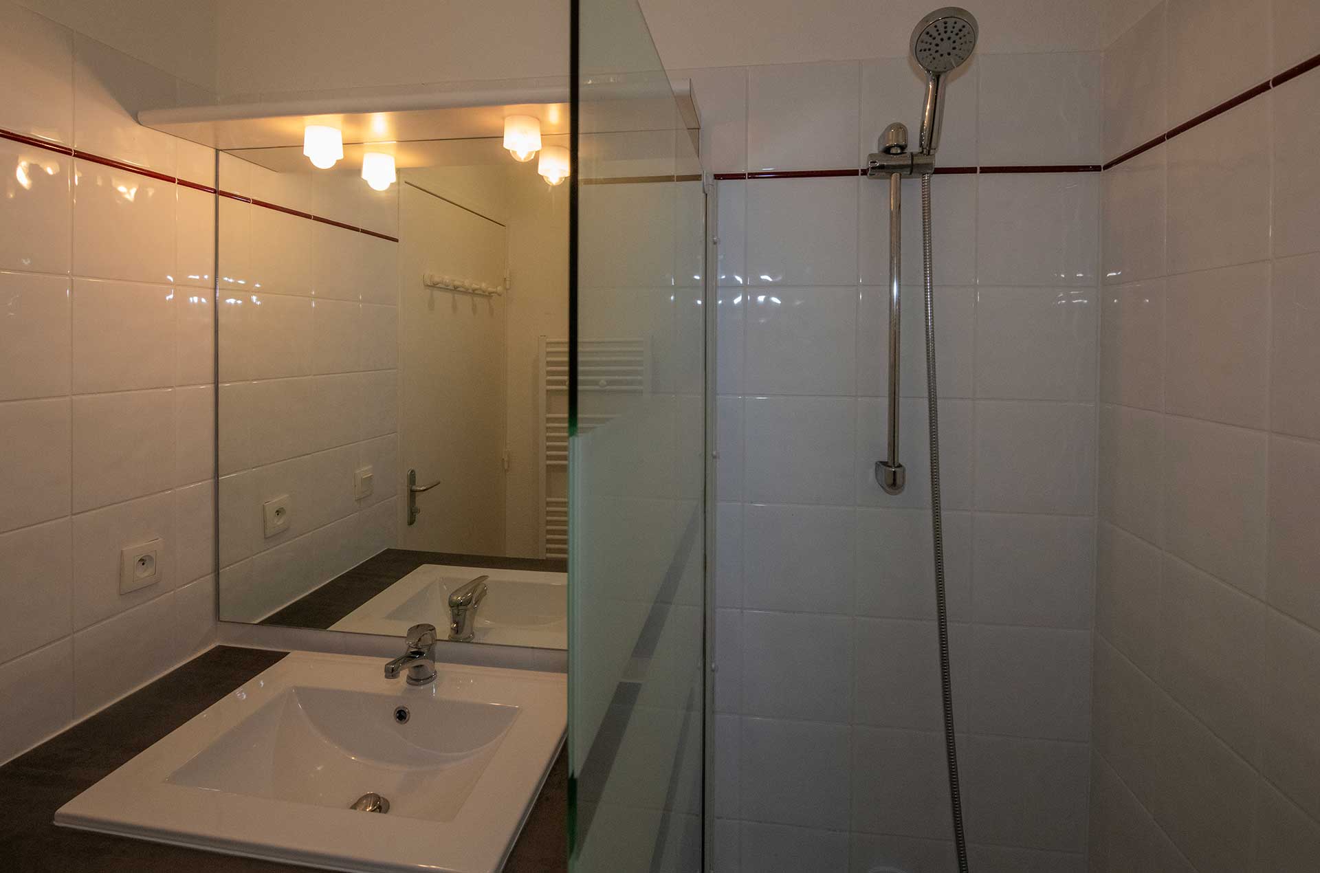 Exemple de salle de bain de la résidence de vacances Goélia les Jardins de Phoebus à Gruissan Exemple de salle de bain de la résidence de vacances Goélia les Jardins de Phoebus à Gruissan