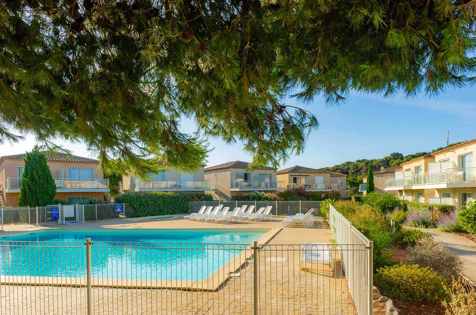 Piscine extérieure de la résidence de vacances Les Jardins de Phoebus à Gruissan, Occitanie Piscine extérieure de la résidence de vacances Les Jardins de Phoebus à Gruissan, Occitanie