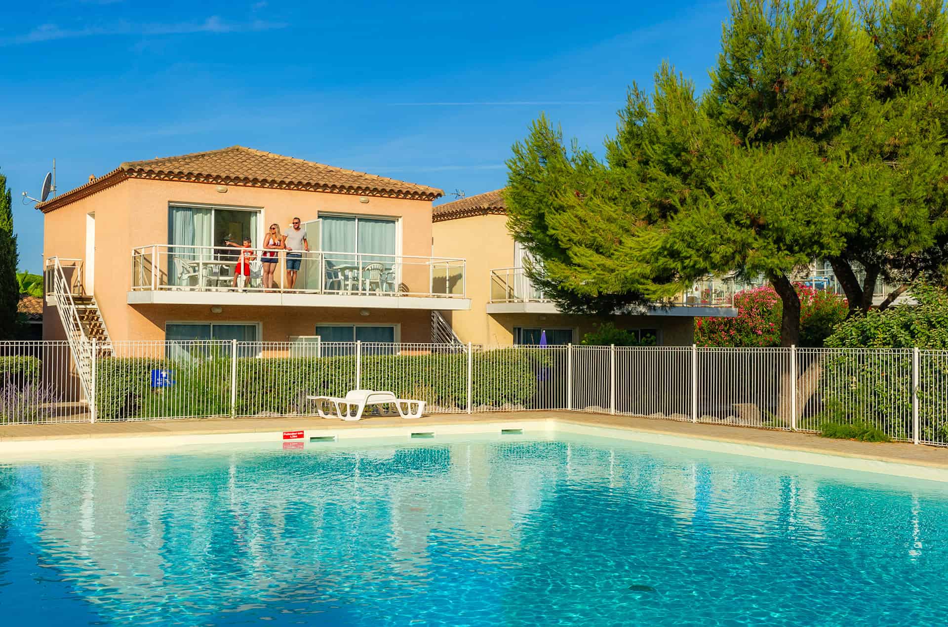 Piscine extérieure de la résidence de vacances Les Jardins de Phoebus à Gruissan, Occitanie Piscine extérieure de la résidence de vacances Les Jardins de Phoebus à Gruissan, Occitanie
