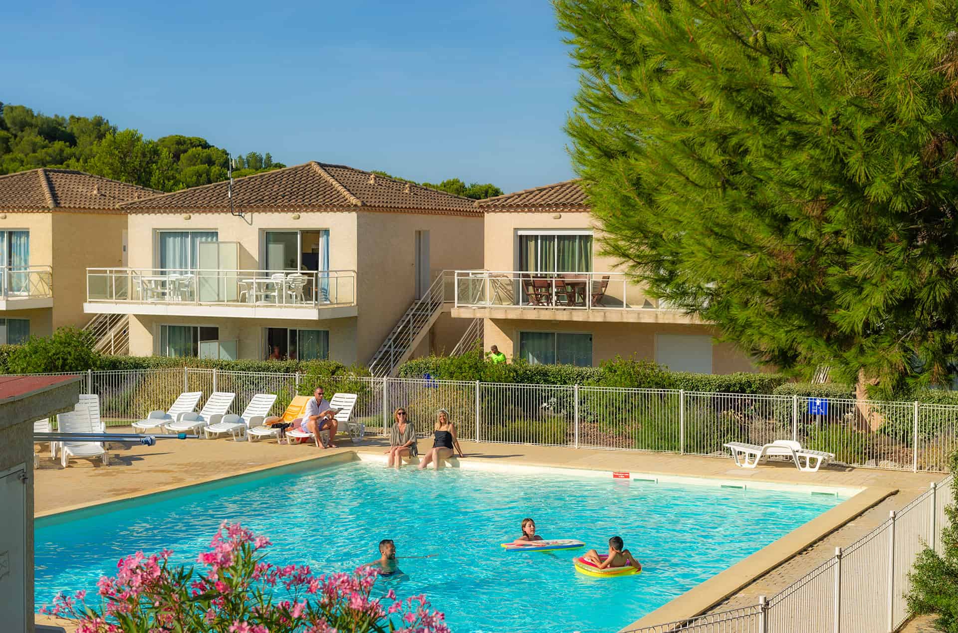 Piscine extérieure de la résidence de vacances Goélia Les Jardins de Phoebus à Gruissan Piscine extérieure de la résidence de vacances Goélia Les Jardins de Phoebus à Gruissan