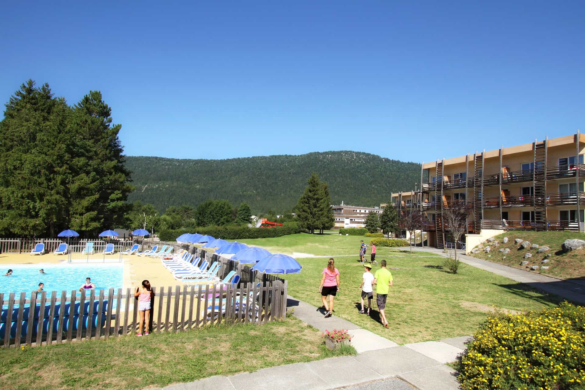 The heated outdoor swimming pool at the Le Sornin holiday residence in Autrans-en-Vercors The heated outdoor swimming pool at the Le Sornin holiday residence in Autrans-en-Vercors