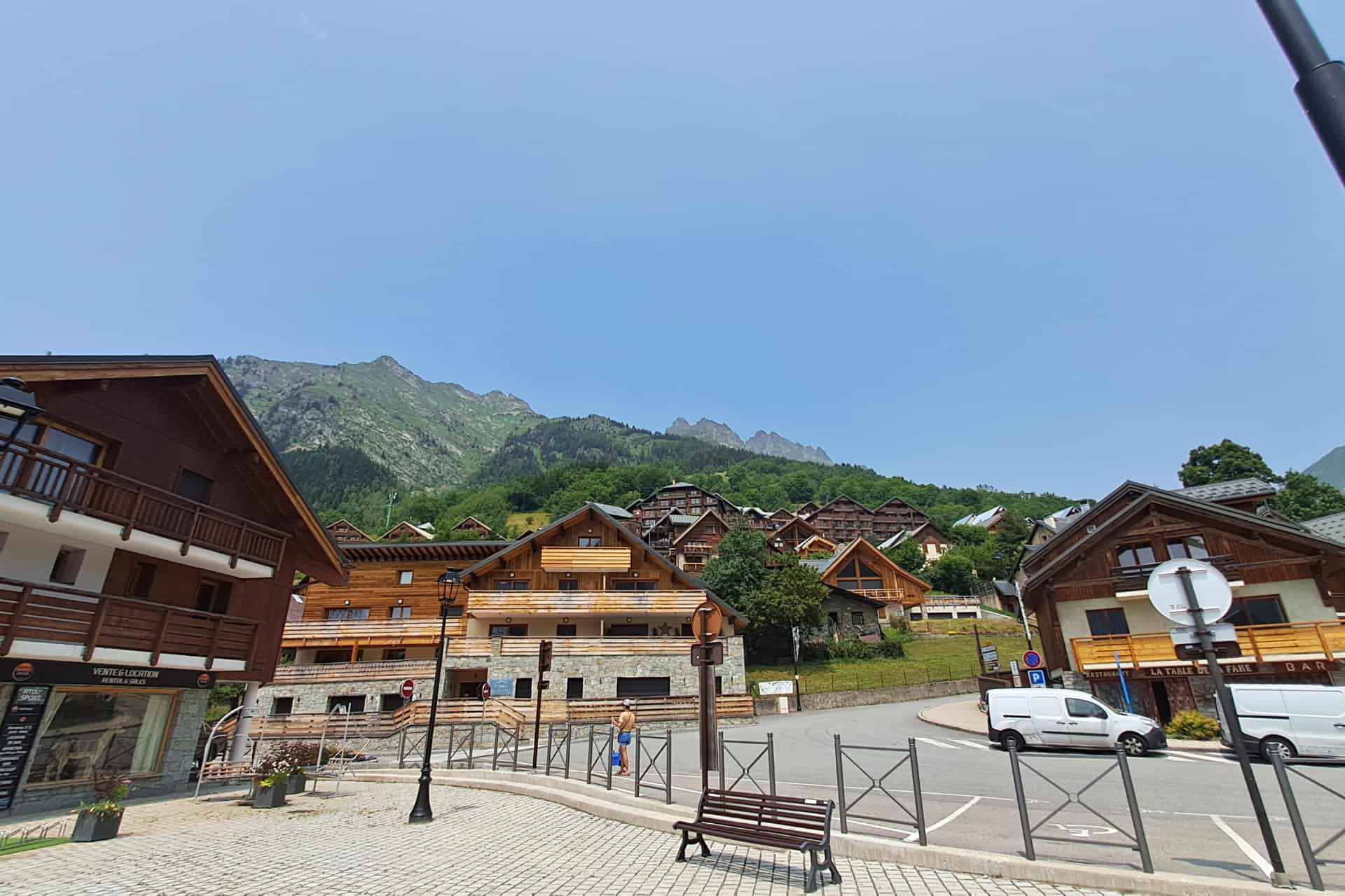La résidence de vacances Goélia Le Crystal à Vautjany et la station de Vaujany l'été La résidence de vacances Goélia Le Crystal à Vautjany et la station de Vaujany l'été