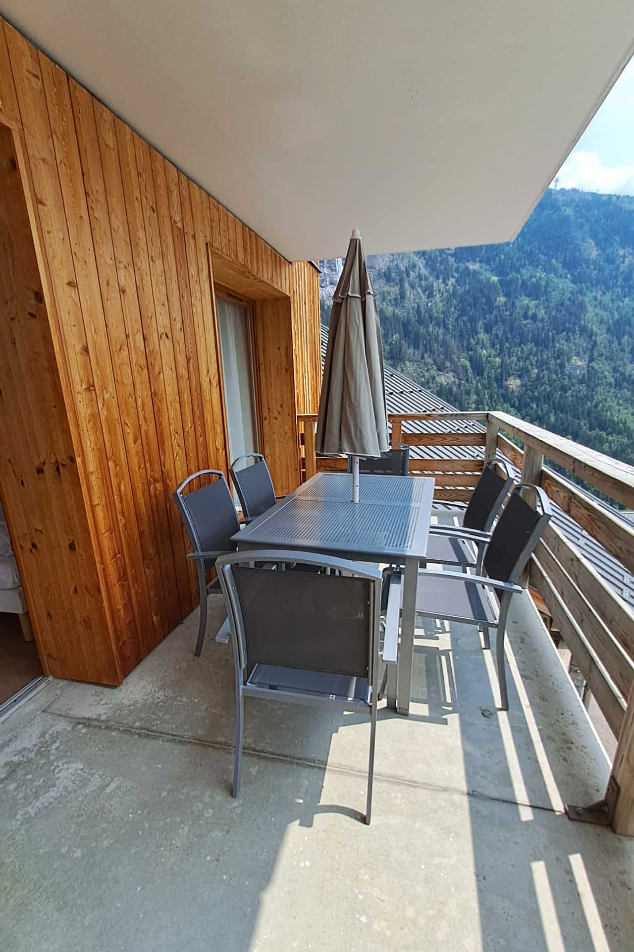 Exemple de terrasse équipée d'un salon de jardin et d'un parasol de la résidence de vacances Goélia le Crystal à Vaujany Exemple de terrasse équipée d'un salon de jardin et d'un parasol de la résidence de vacances Goélia le Crystal à Vaujany