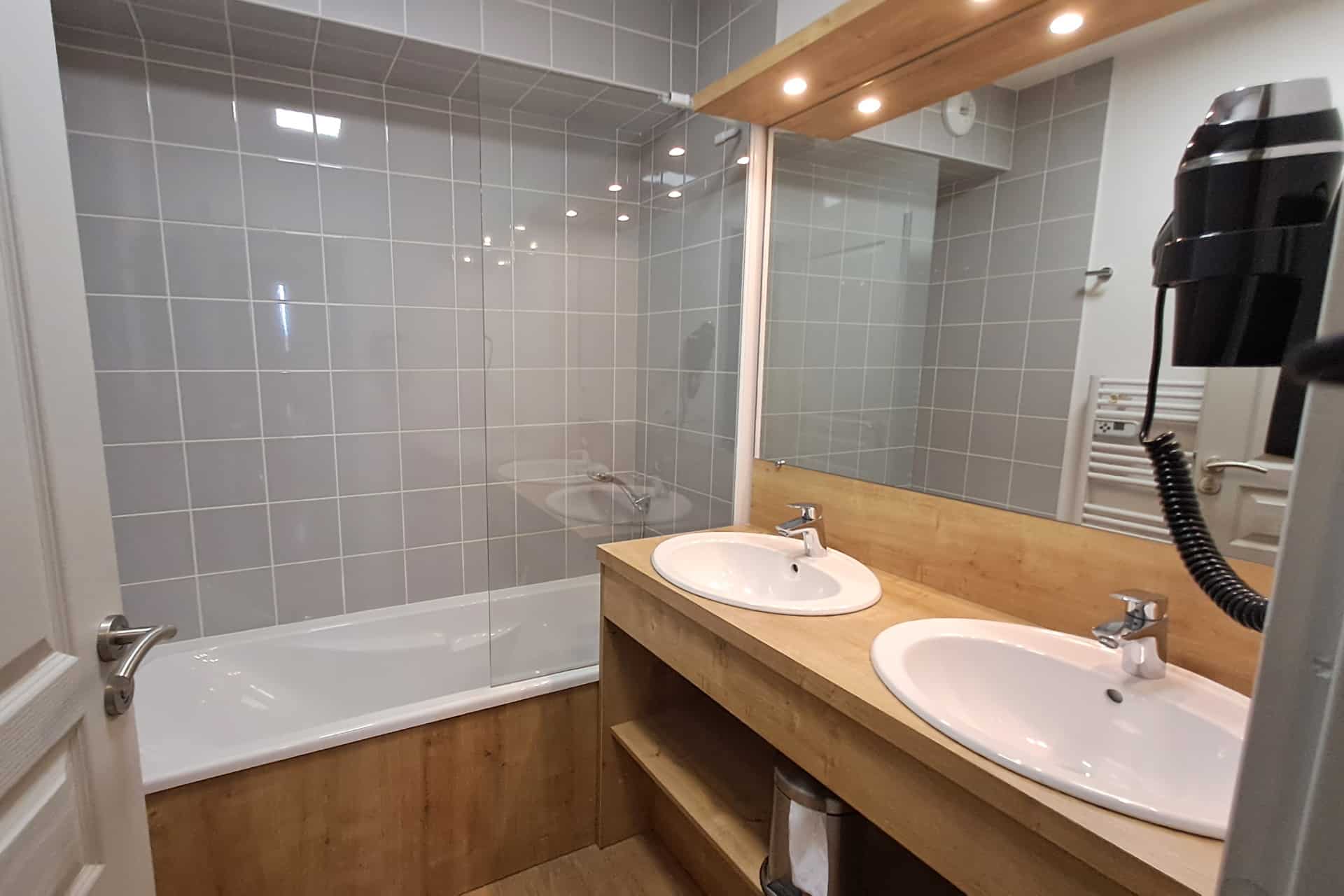 Exemple de salle de bain de la résidence de vacances Goélia Le Crystal à Vaujany Exemple de salle de bain de la résidence de vacances Goélia Le Crystal à Vaujany