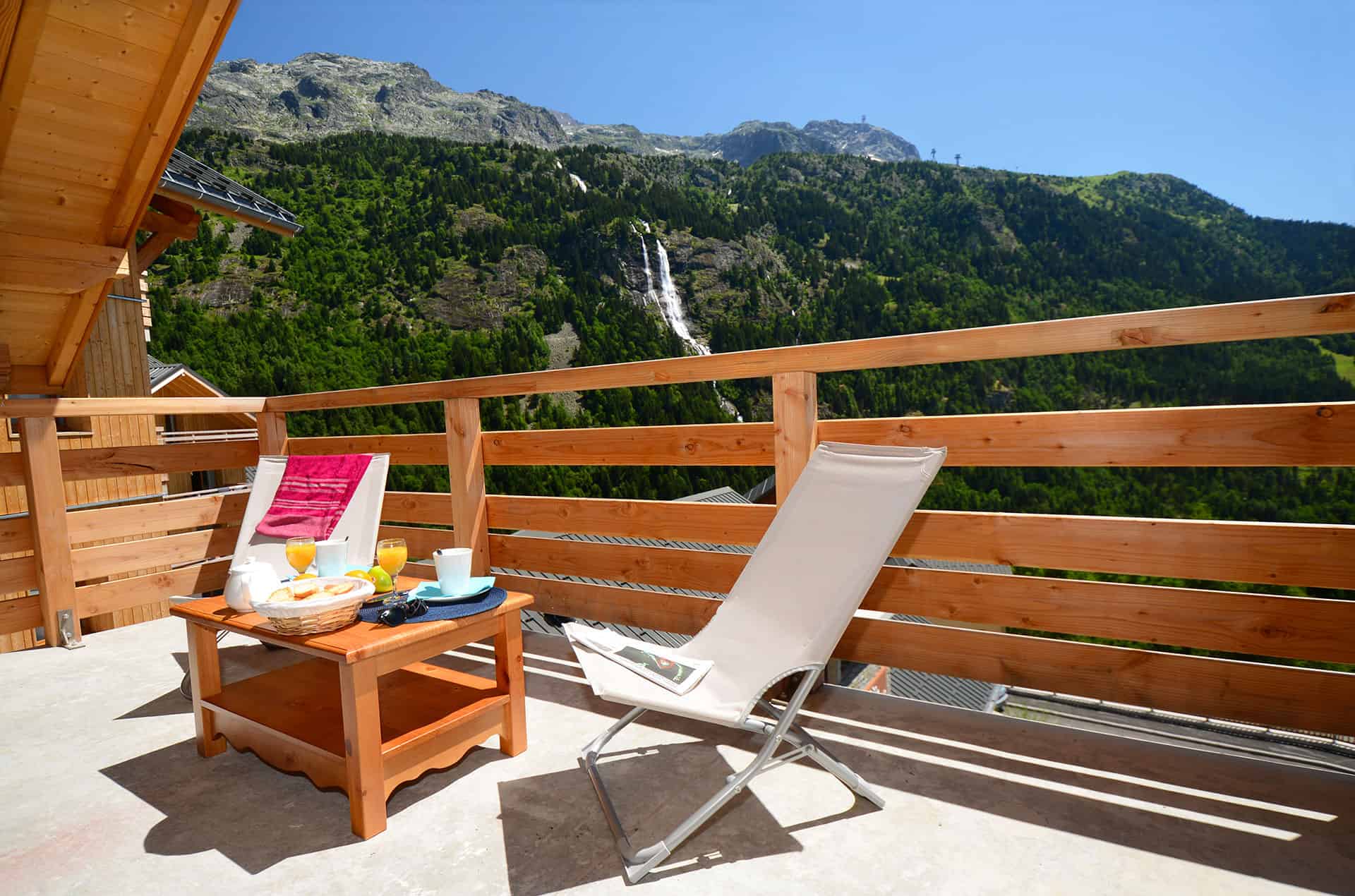 Exemple de balcon et de vue de la résidence de vacances Goélia le Crystal à Vaujany Exemple de balcon et de vue de la résidence de vacances Goélia le Crystal à Vaujany