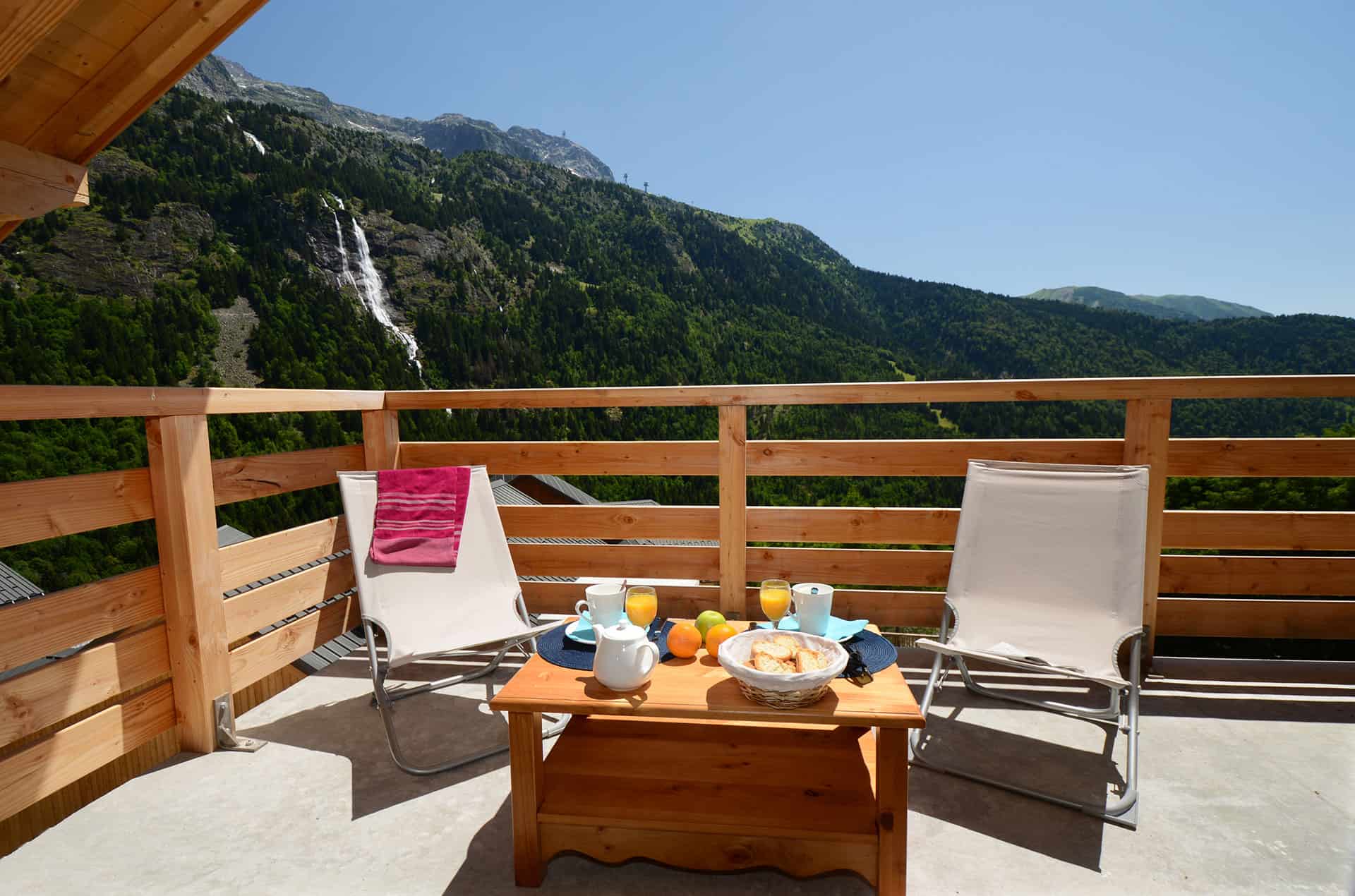Exemple de balcon et de vue de la résidence de vacances Goélia le Crystal à Vaujany Exemple de balcon et de vue de la résidence de vacances Goélia le Crystal à Vaujany