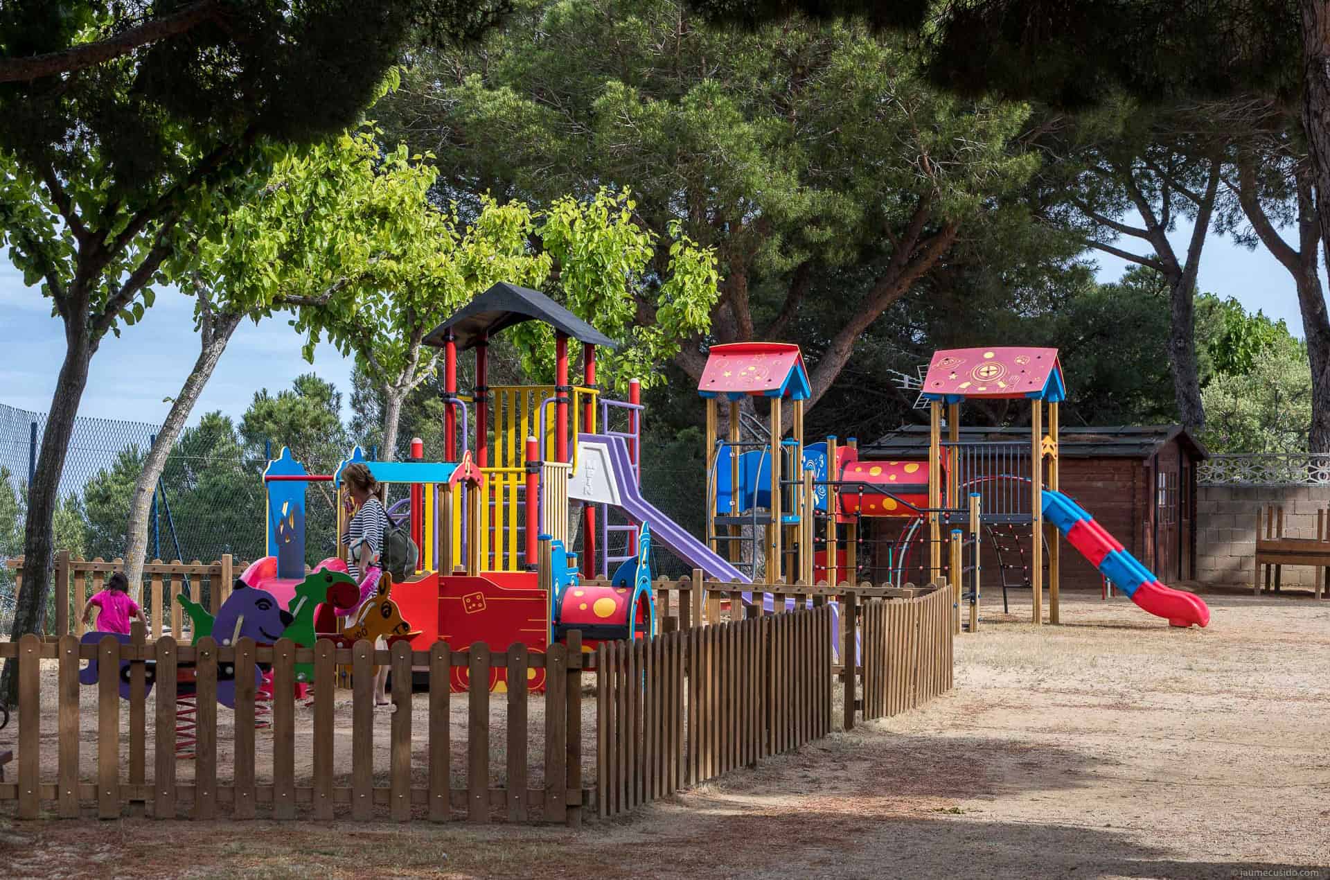 Aire de jeux de la résidence de vacances Roca Grossa à Calella, au sud de la Costa Brava, en Espagne Aire de jeux de la résidence de vacances Roca Grossa à Calella, au sud de la Costa Brava, en Espagne