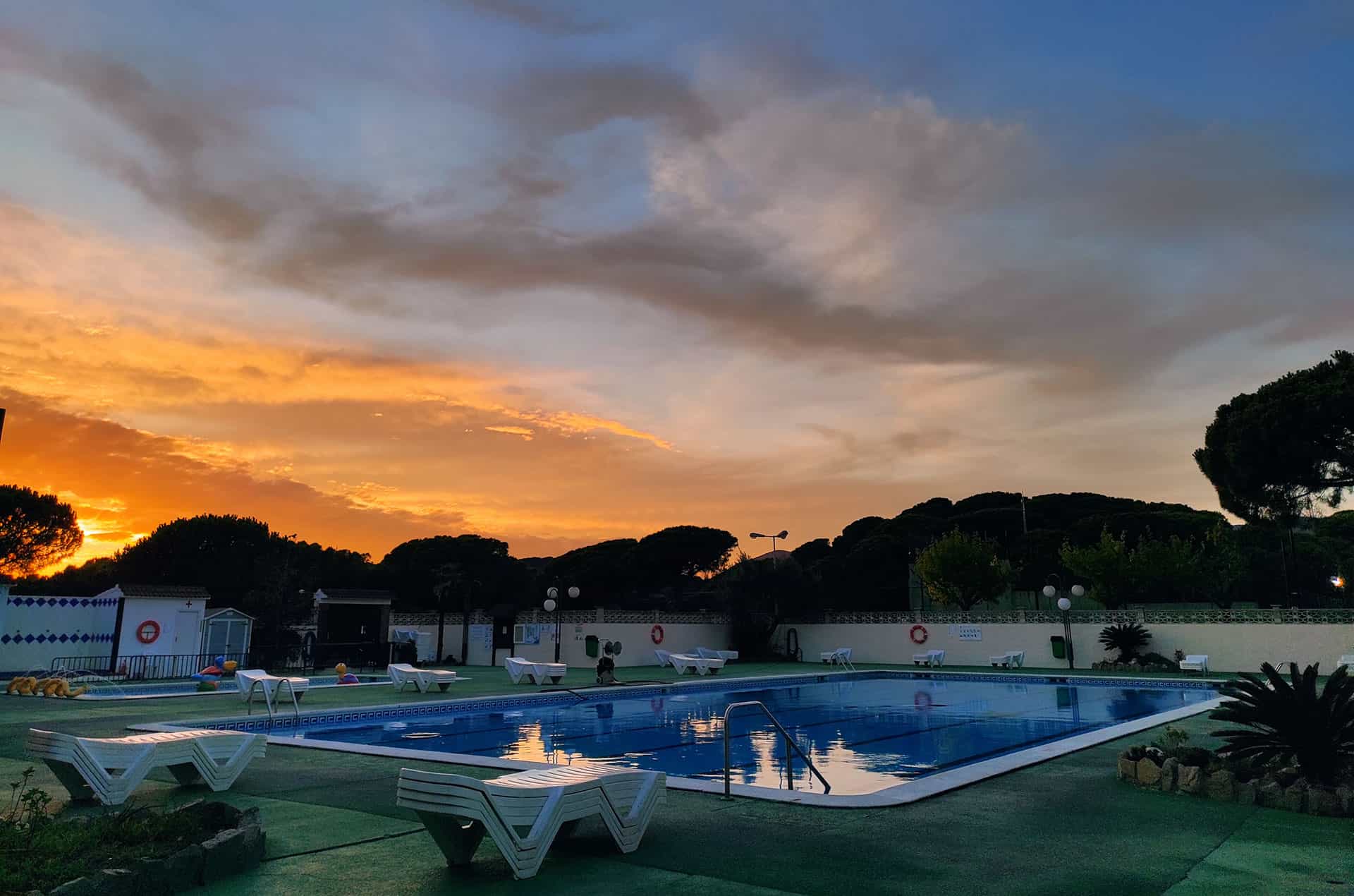 Vue sur la piscine de la résidence de vacances Roca Grossa à Calella, au sud de la Costa Brava, en Espagne Vue sur la piscine de la résidence de vacances Roca Grossa à Calella, au sud de la Costa Brava, en Espagne
