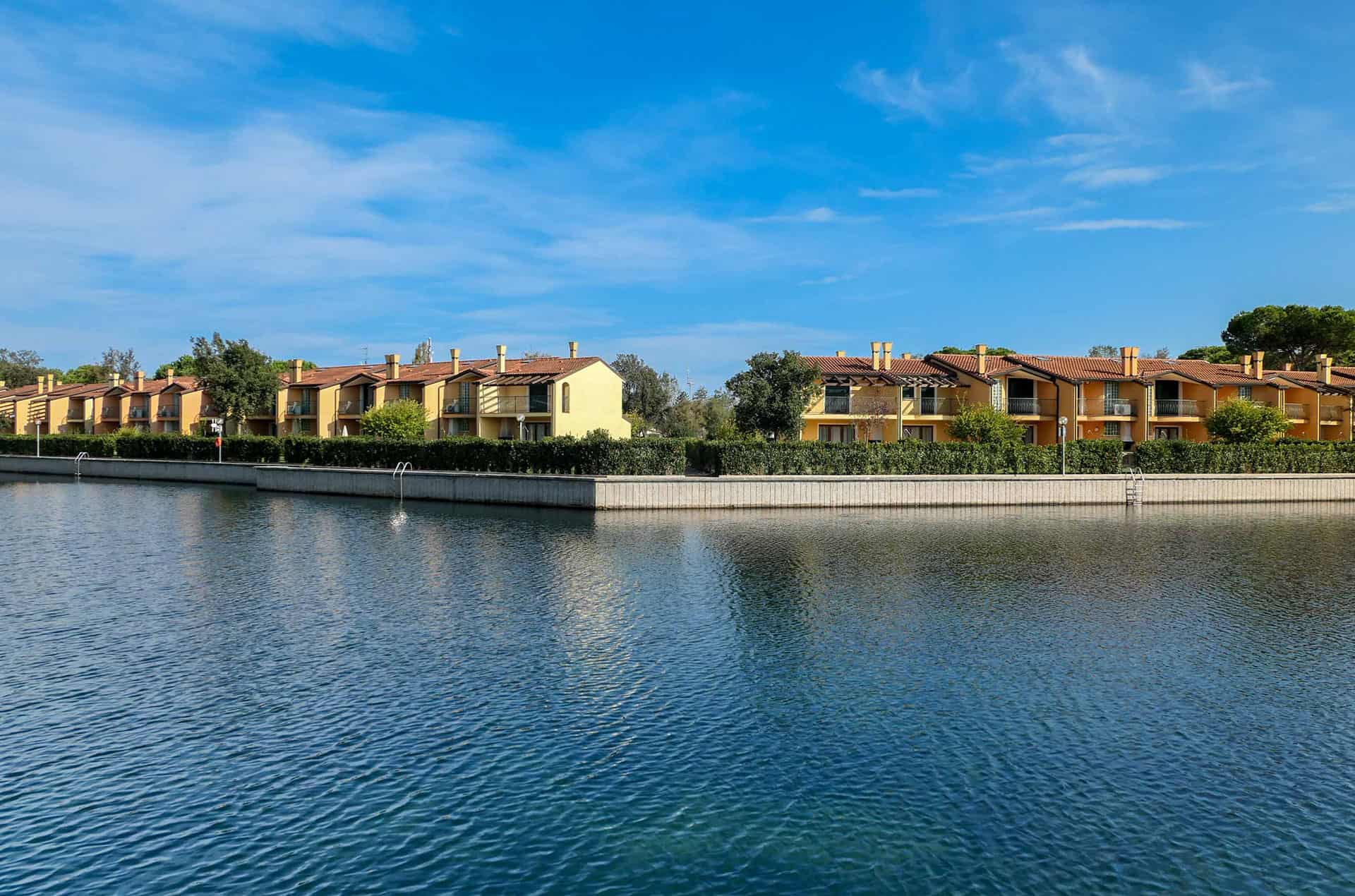 Exemple de vue d'un S3 sur le canal de la résidence de vacances Albarella en Italie Exemple de vue d'un S3 sur le canal de la résidence de vacances Albarella en Italie