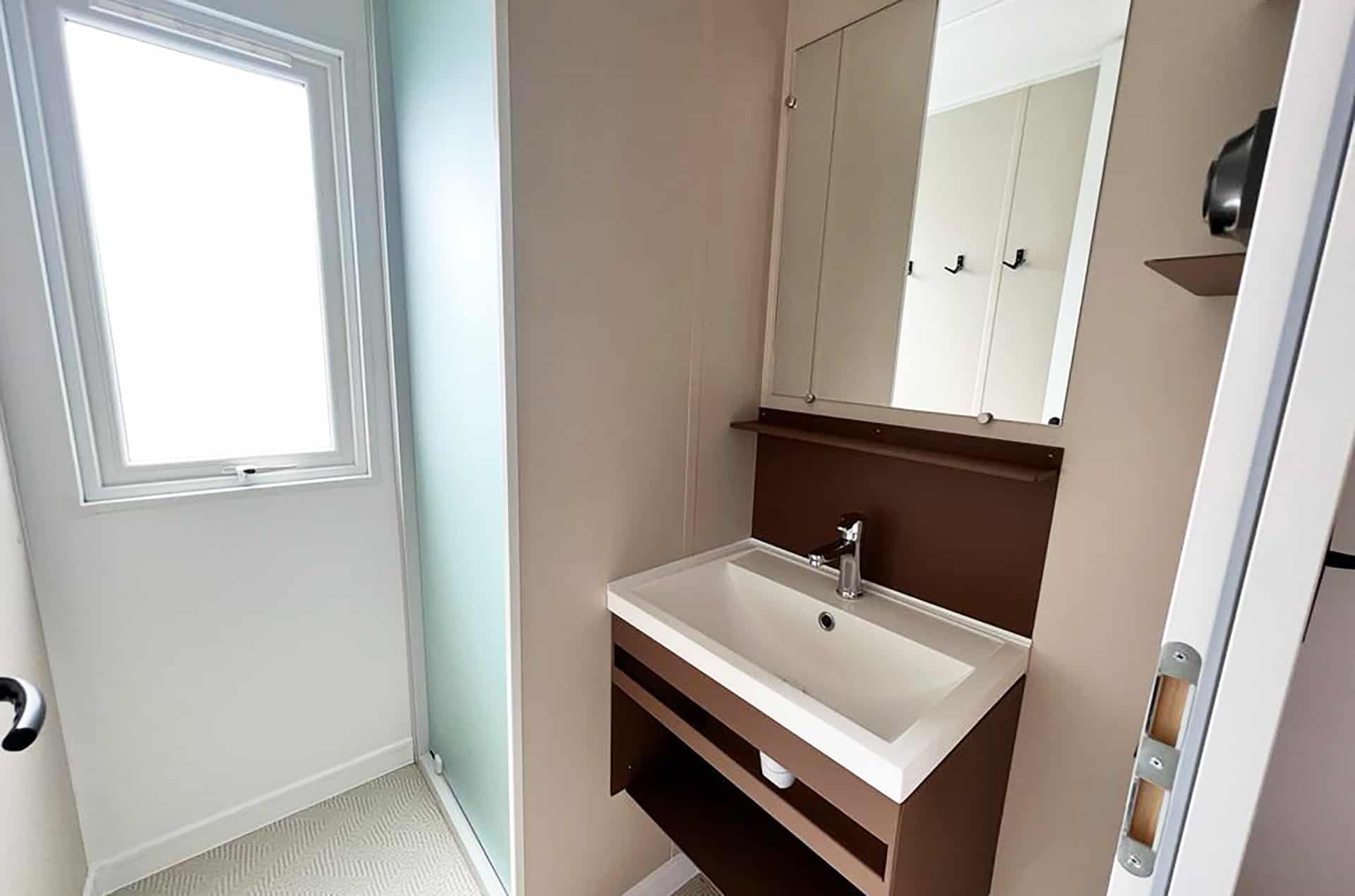 Exemple de salle de bain d'un mobil-home Nature de la résidence de vacances Resort Els Pins à Malgrat de Mar Exemple de salle de bain d'un mobil-home Nature de la résidence de vacances Resort Els Pins à Malgrat de Mar