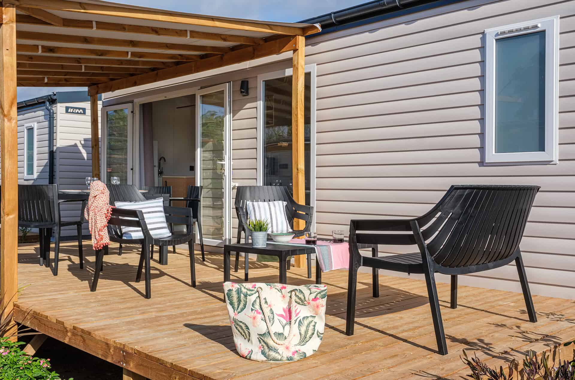 Exemple de terrasse d'un mobil-home Mediterranea de la résidence de vacances Vendrell Platja à Comarruga, sur la Costa Dorada, en Espagne  Exemple de terrasse d'un mobil-home Mediterranea de la résidence de vacances Vendrell Platja à Comarruga, sur la Costa Dorada, en Espagne