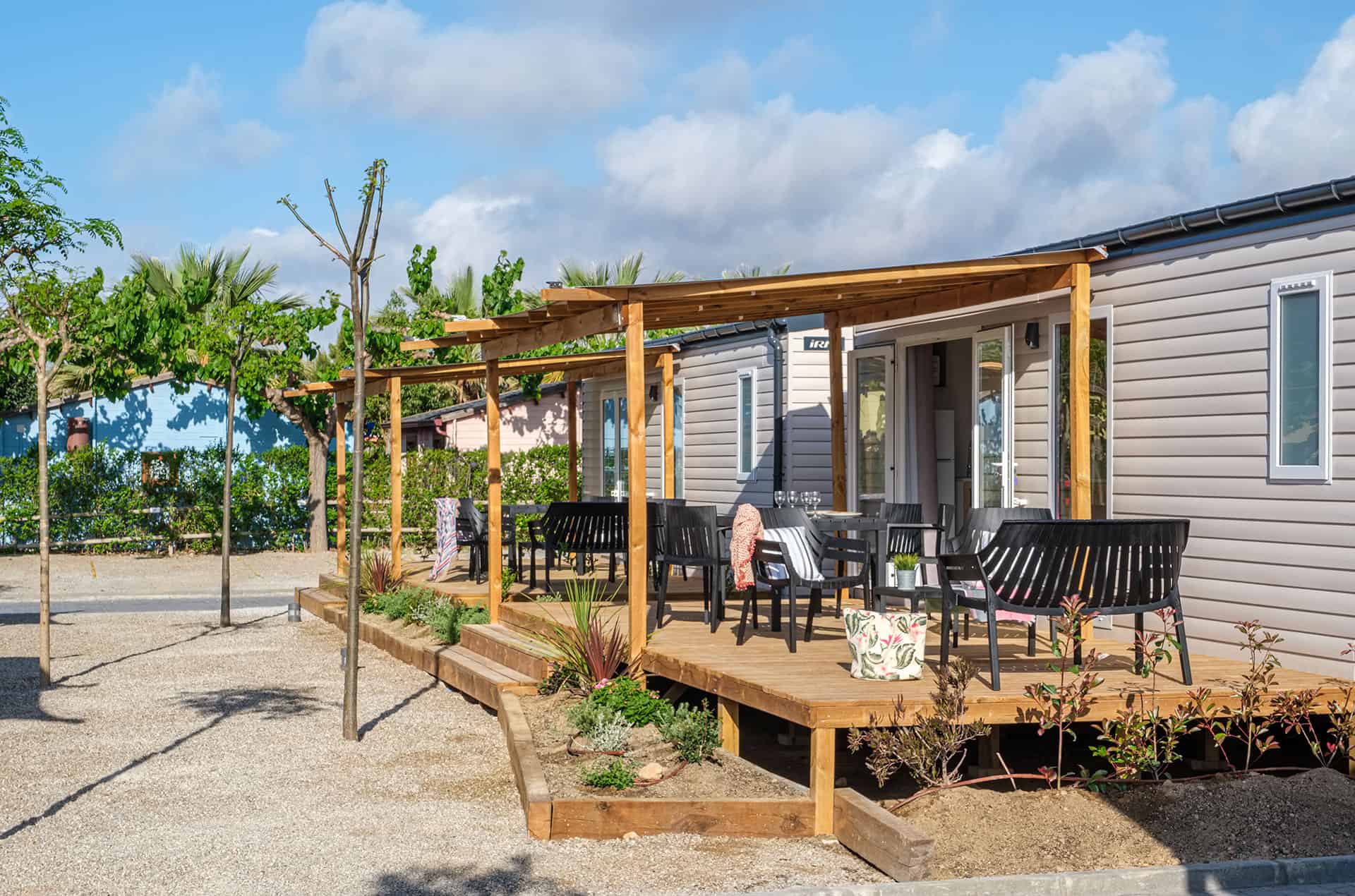 Exemple d'extérieur d'un mobil-home Mediterranea de la résidence de vacances Vendrell Platja à Comarruga, sur la Costa Dorada, en Espagne  Exemple d'extérieur d'un mobil-home Mediterranea de la résidence de vacances Vendrell Platja à Comarruga, sur la Costa Dorada, en Espagne