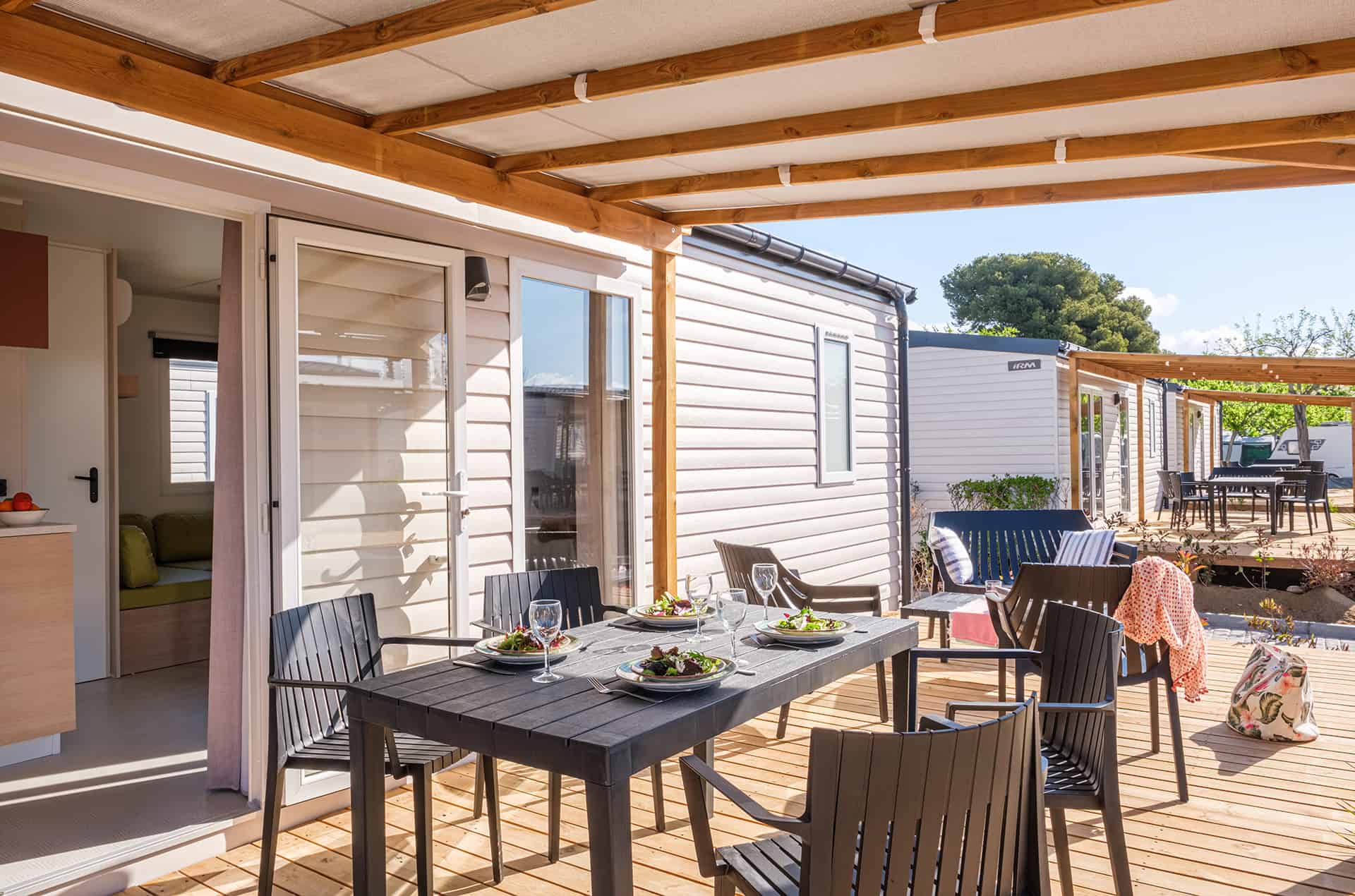 Exemple d'extérieur d'un mobil-home Mediterranea de la résidence de vacances Vendrell Platja à Comarruga, sur la Costa Dorada, en Espagne  Exemple d'extérieur d'un mobil-home Mediterranea de la résidence de vacances Vendrell Platja à Comarruga, sur la Costa Dorada, en Espagne