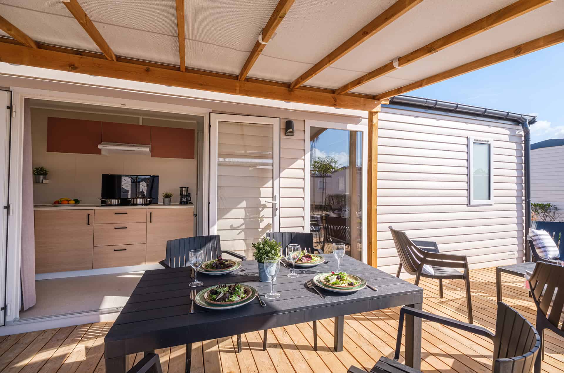 Exemple d'un mobil-home Mediterranea de la résidence de vacances Vendrell Platja à Comarruga, sur la Costa Dorada, en Espagne  Exemple d'un mobil-home Mediterranea de la résidence de vacances Vendrell Platja à Comarruga, sur la Costa Dorada, en Espagne