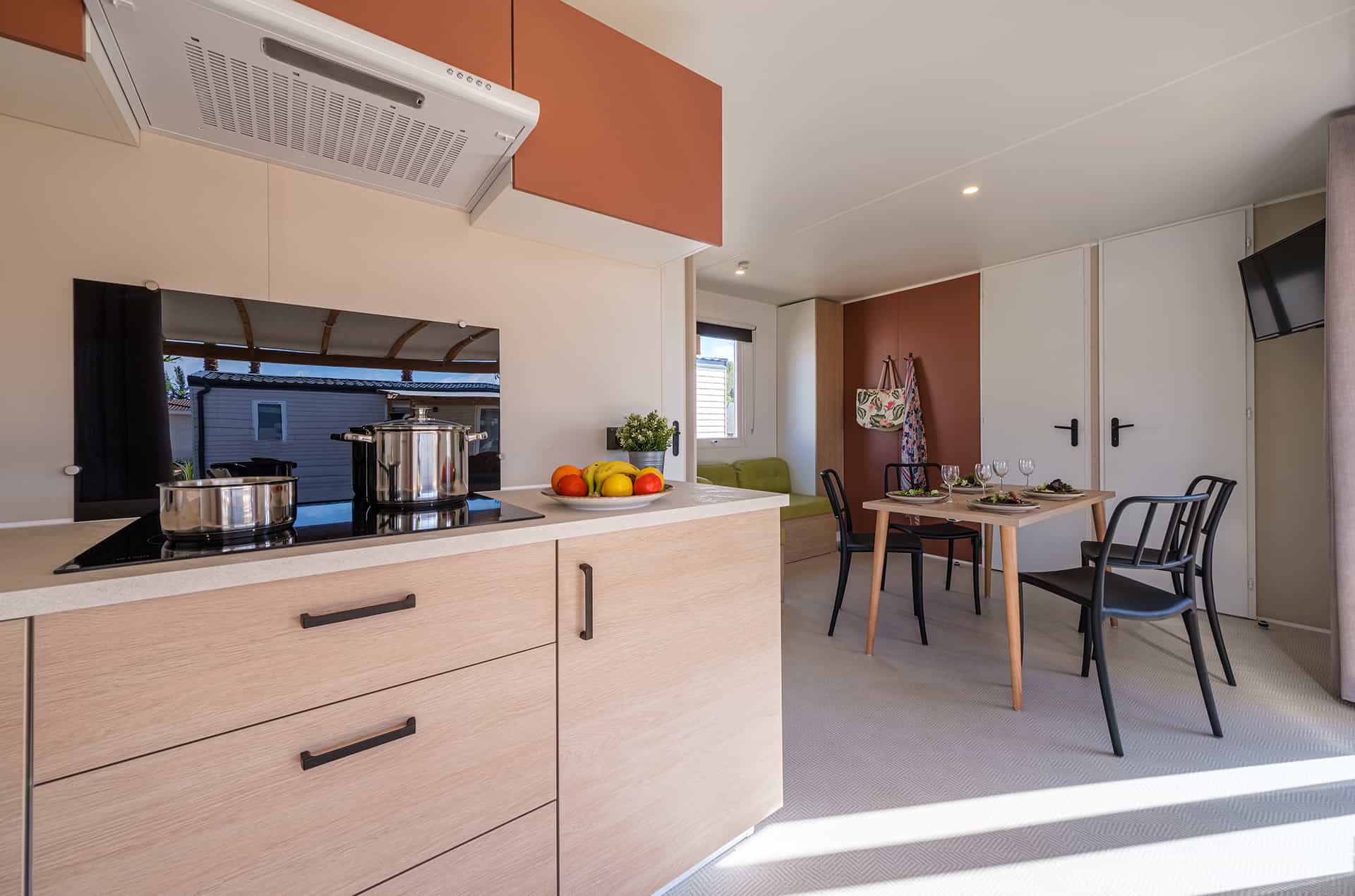 Exemple d''intérieur d'un mobil-home Mediterranea de la résidence de vacances Vendrell Platja à Comarruga, sur la Costa Dorada, en Espagne  Exemple d''intérieur d'un mobil-home Mediterranea de la résidence de vacances Vendrell Platja à Comarruga, sur la Costa Dorada, en Espagne