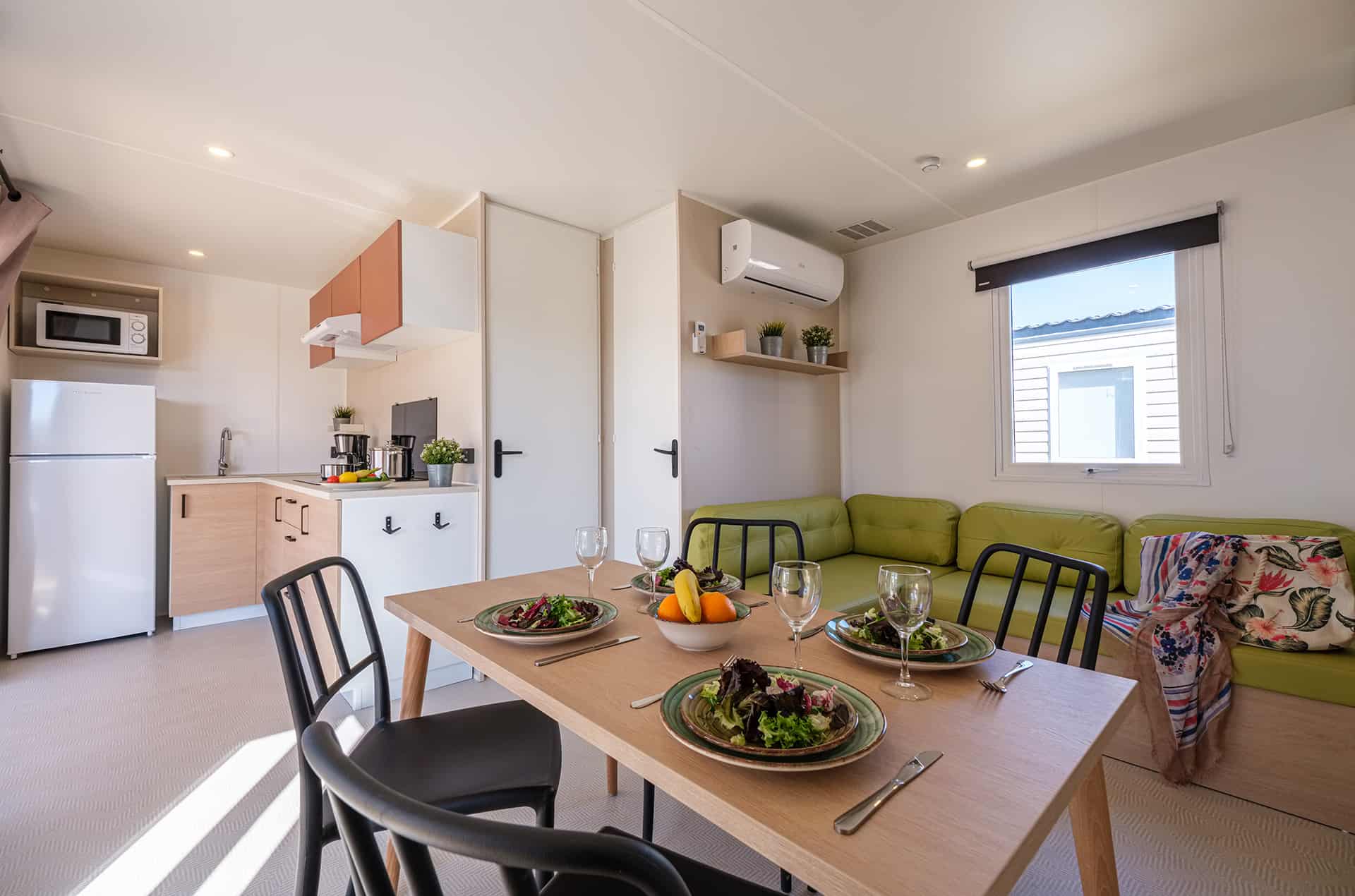 Exemple d''intérieur d'un mobil-home Mediterranea de la résidence de vacances Vendrell Platja à Comarruga, sur la Costa Dorada, en Espagne  Exemple d''intérieur d'un mobil-home Mediterranea de la résidence de vacances Vendrell Platja à Comarruga, sur la Costa Dorada, en Espagne