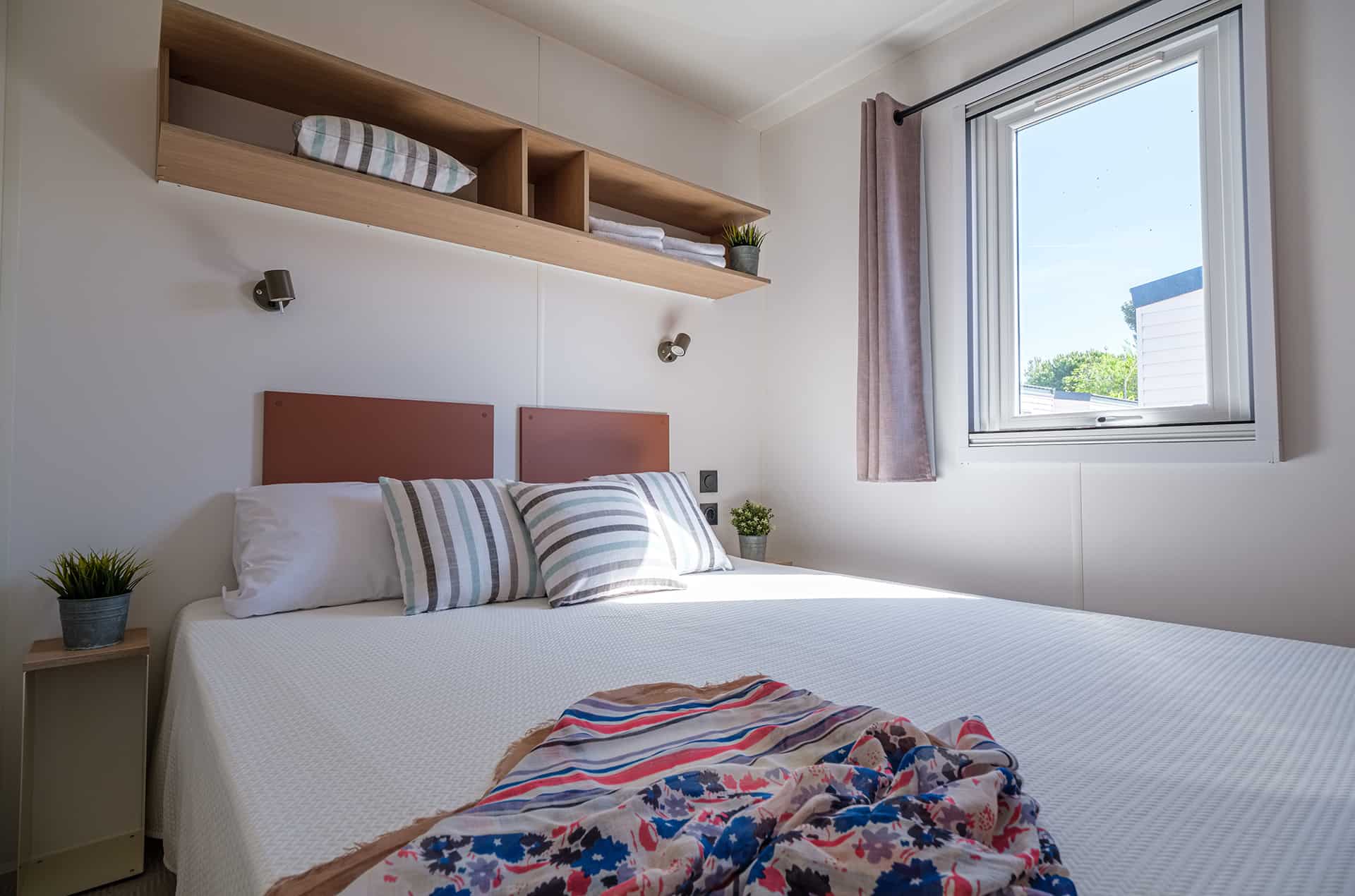 Exemple de chambre d'un mobil-home Mediterranea de la résidence de vacances Vendrell Platja à Comarruga, sur la Costa Dorada, en Espagne  Exemple de chambre d'un mobil-home Mediterranea de la résidence de vacances Vendrell Platja à Comarruga, sur la Costa Dorada, en Espagne