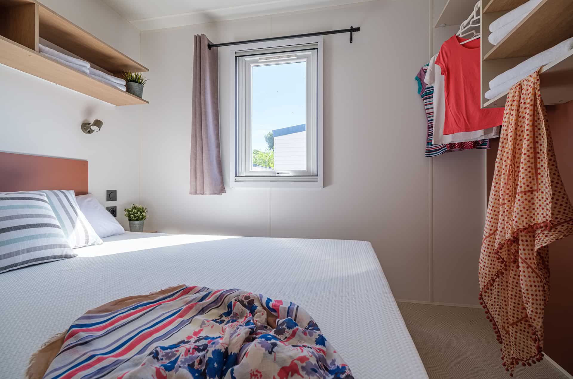 Exemple de chambre d'un mobil-home Mediterranea de la résidence de vacances Vendrell Platja à Comarruga, sur la Costa Dorada, en Espagne  Exemple de chambre d'un mobil-home Mediterranea de la résidence de vacances Vendrell Platja à Comarruga, sur la Costa Dorada, en Espagne