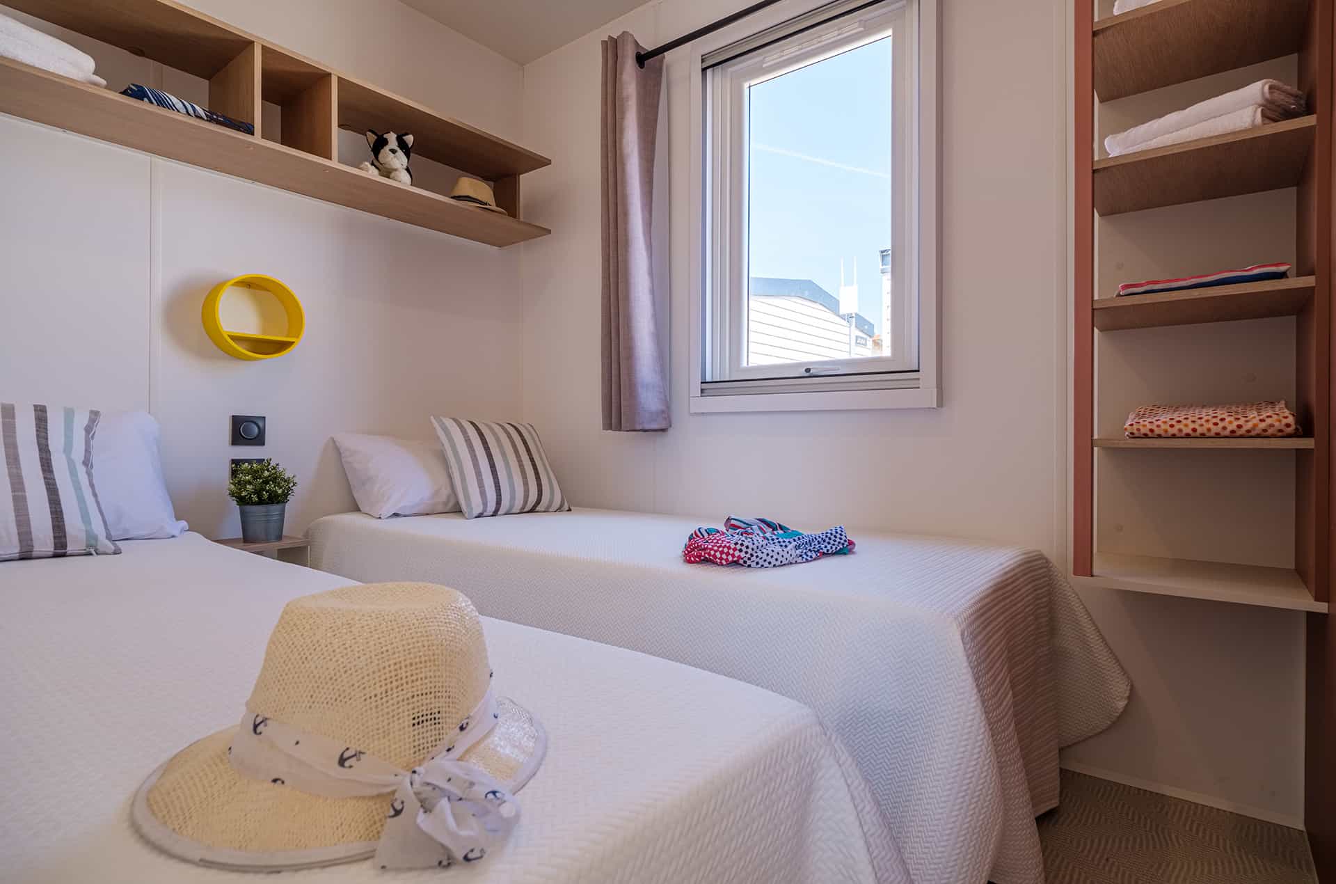 Exemple de chambre d'un mobil-home Mediterranea de la résidence de vacances Vendrell Platja à Comarruga, sur la Costa Dorada, en Espagne  Exemple de chambre d'un mobil-home Mediterranea de la résidence de vacances Vendrell Platja à Comarruga, sur la Costa Dorada, en Espagne