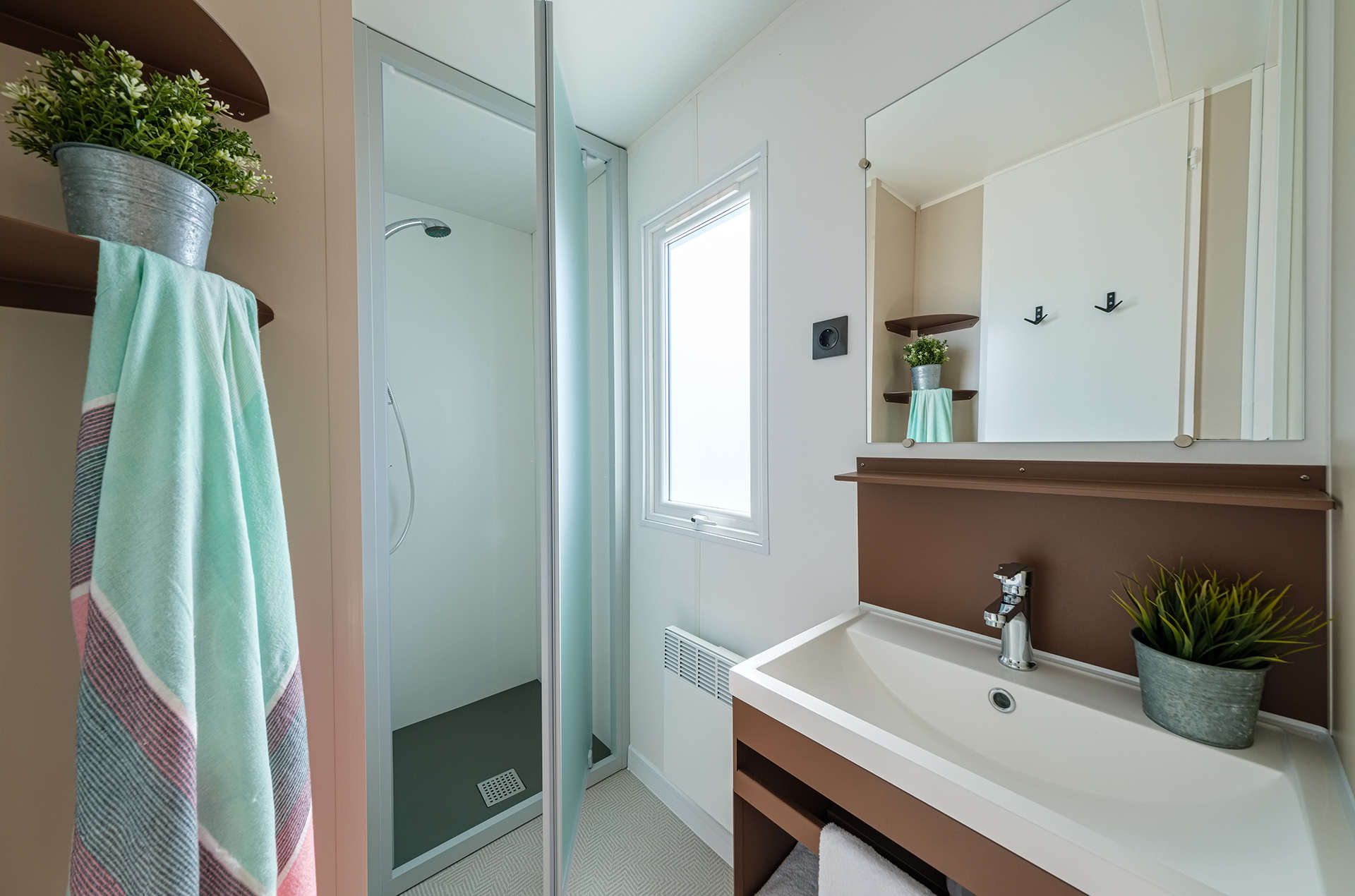 Exemple de salle de bain d'un mobil-home Mediterranea de la résidence de vacances Vendrell Platja à Comarruga, sur la Costa Dorada, en Espagne  Exemple de salle de bain d'un mobil-home Mediterranea de la résidence de vacances Vendrell Platja à Comarruga, sur la Costa Dorada, en Espagne