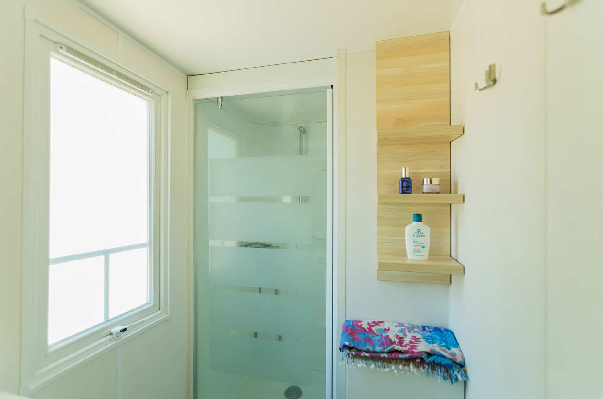 Exemple de salle de bain d'un mobile-home de la résidence de vacances La Llosa à Cambrils, sur la Costa Dorada, en Espagne Exemple de salle de bain d'un mobile-home de la résidence de vacances La Llosa à Cambrils, sur la Costa Dorada, en Espagne
