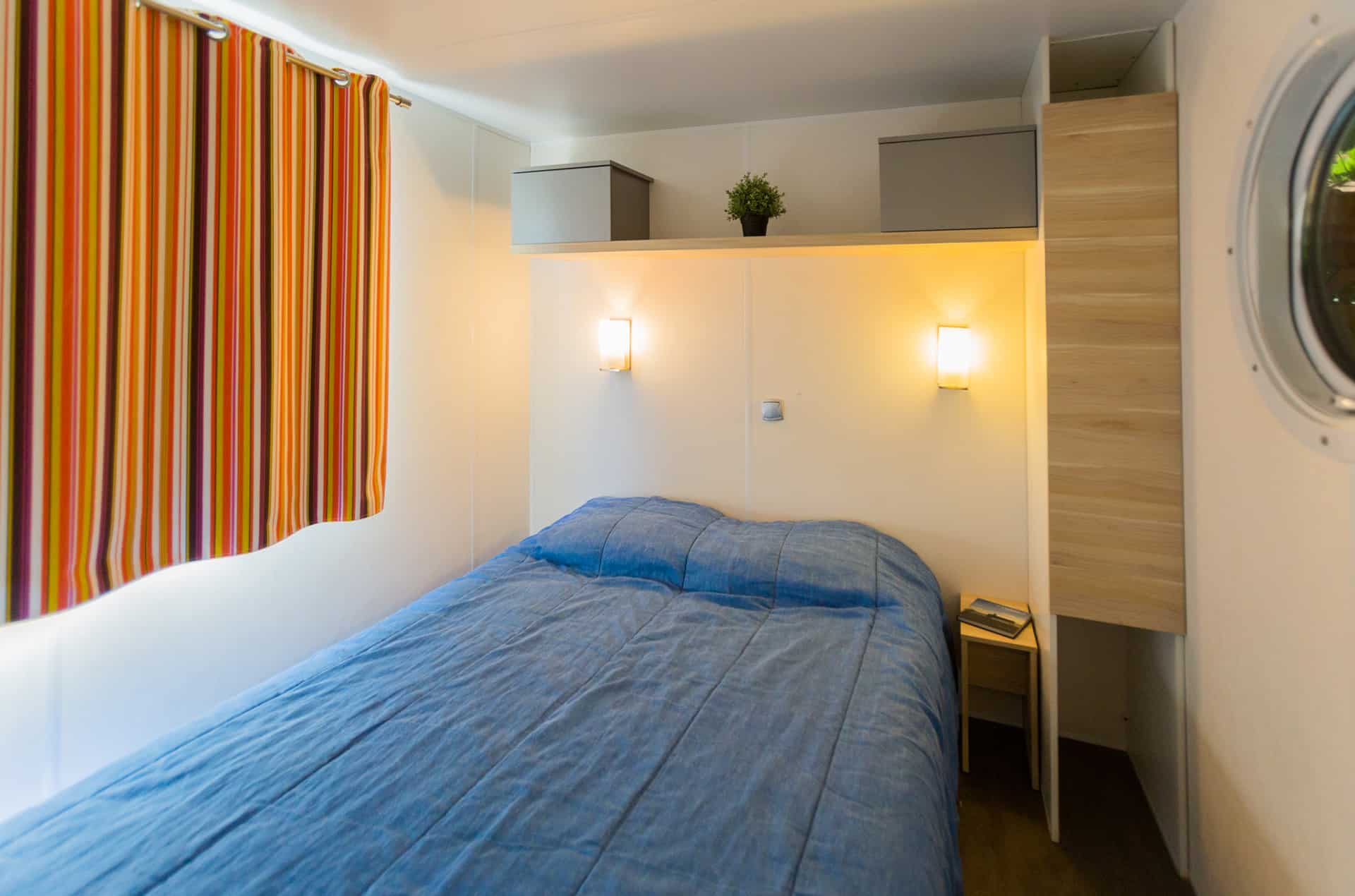 Exemple de chambre d'un mobile-home de la résidence de vacances La Llosa à Cambrils, sur la Costa Dorada, en Espagne Exemple de chambre d'un mobile-home de la résidence de vacances La Llosa à Cambrils, sur la Costa Dorada, en Espagne