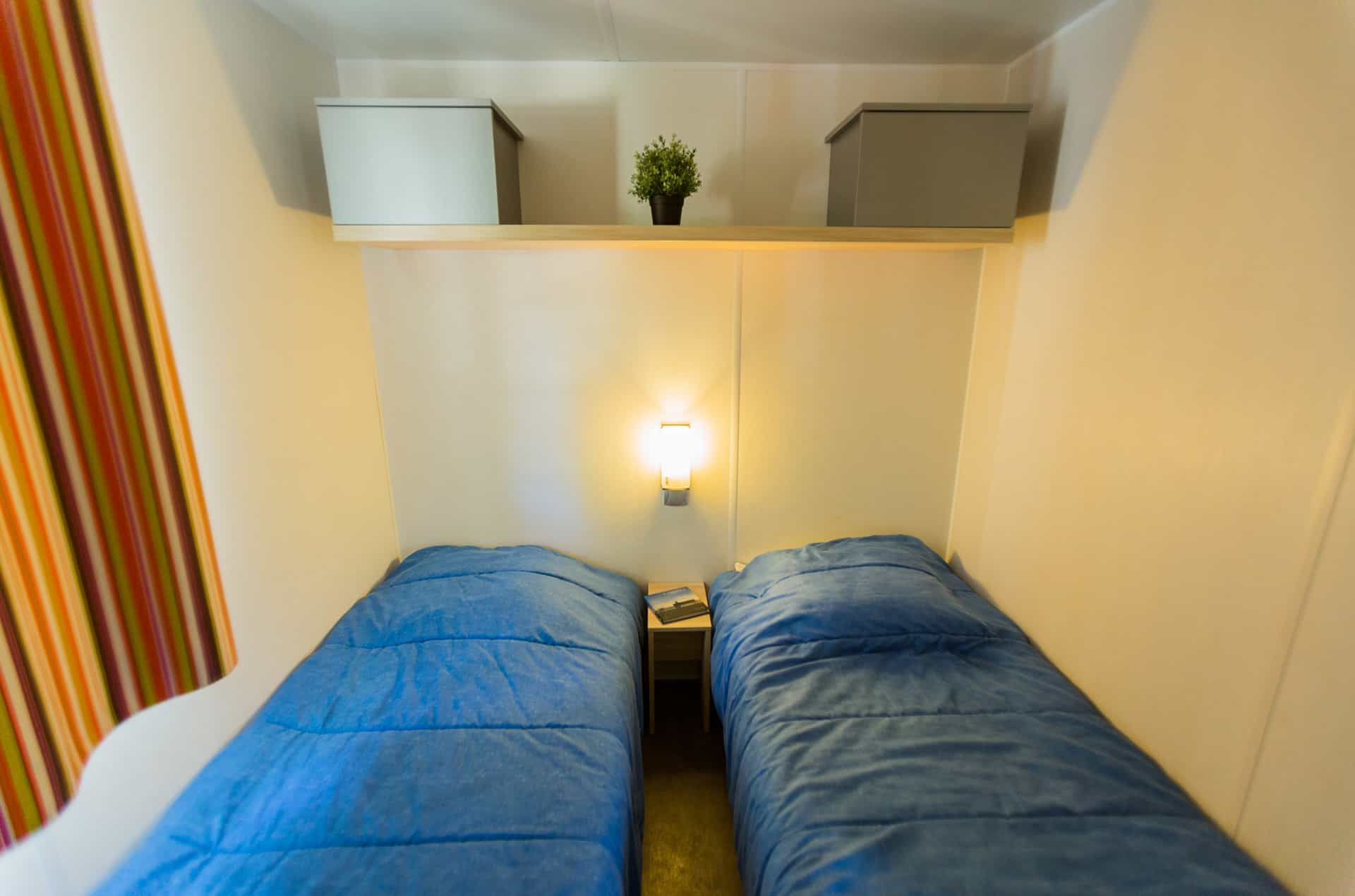 Exemple de chambre d'un mobile-home de la résidence de vacances La Llosa à Cambrils, sur la Costa Dorada, en Espagne Exemple de chambre d'un mobile-home de la résidence de vacances La Llosa à Cambrils, sur la Costa Dorada, en Espagne