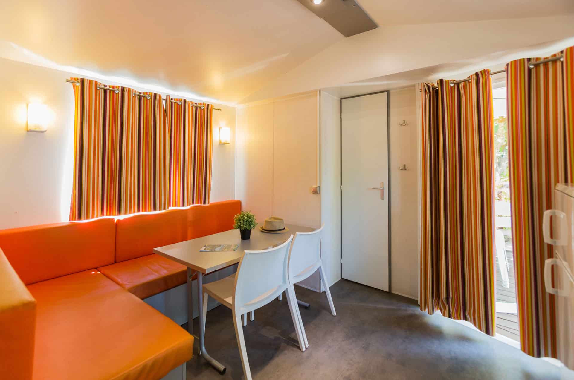 Exemple d'intérieur d'un mobile-home de la résidence de vacances La Llosa à Cambrils, sur la Costa Dorada, en Espagne Exemple d'intérieur d'un mobile-home de la résidence de vacances La Llosa à Cambrils, sur la Costa Dorada, en Espagne