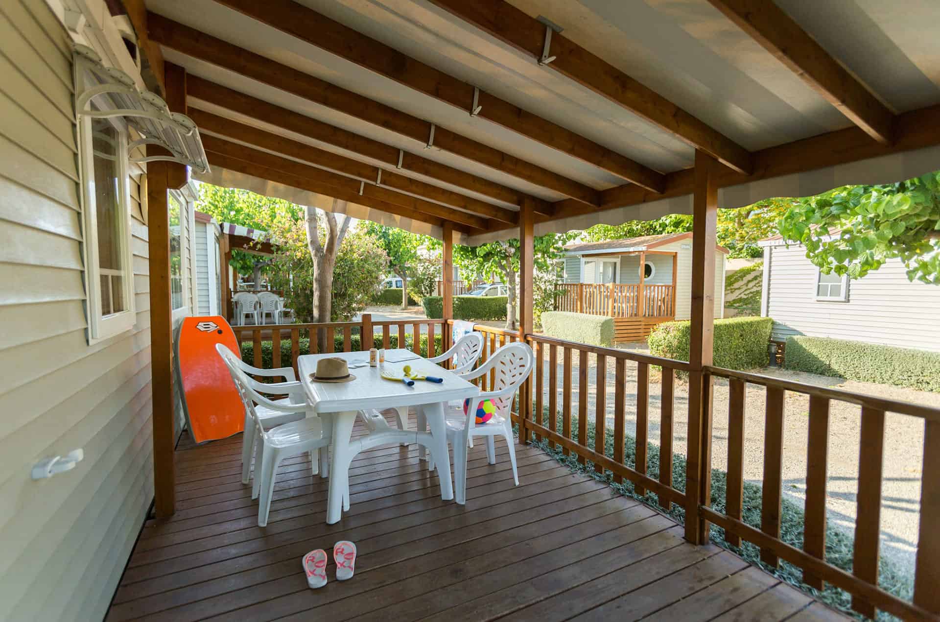 Exemple de terrasse d'un mobile-home de la résidence de vacances La Llosa à Cambrils, sur la Costa Dorada, en Espagne Exemple de terrasse d'un mobile-home de la résidence de vacances La Llosa à Cambrils, sur la Costa Dorada, en Espagne
