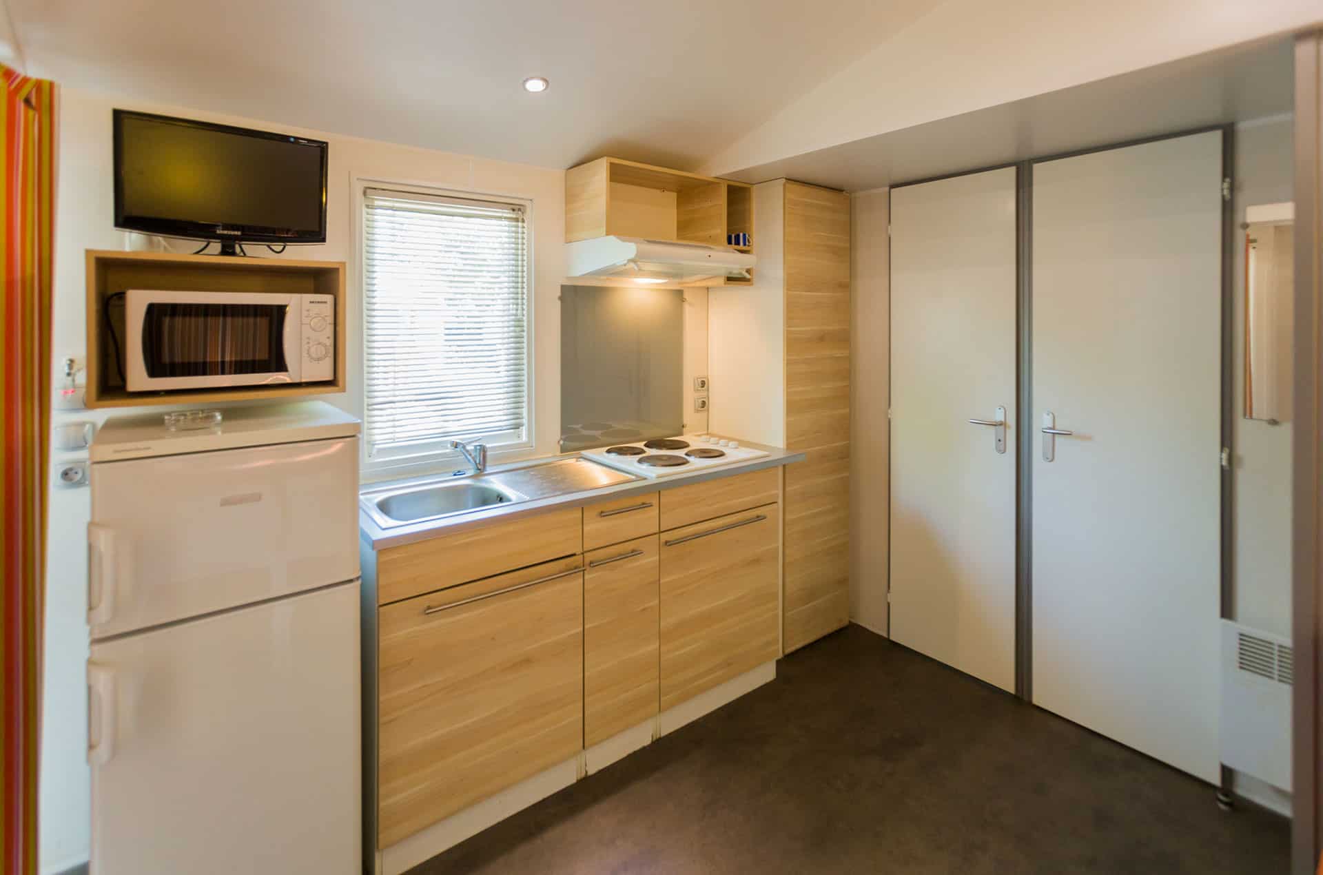 Exemple de kitchenette d'un mobile-home de la résidence de vacances La Llosa à Cambrils, sur la Costa Dorada, en Espagne Exemple de kitchenette d'un mobile-home de la résidence de vacances La Llosa à Cambrils, sur la Costa Dorada, en Espagne