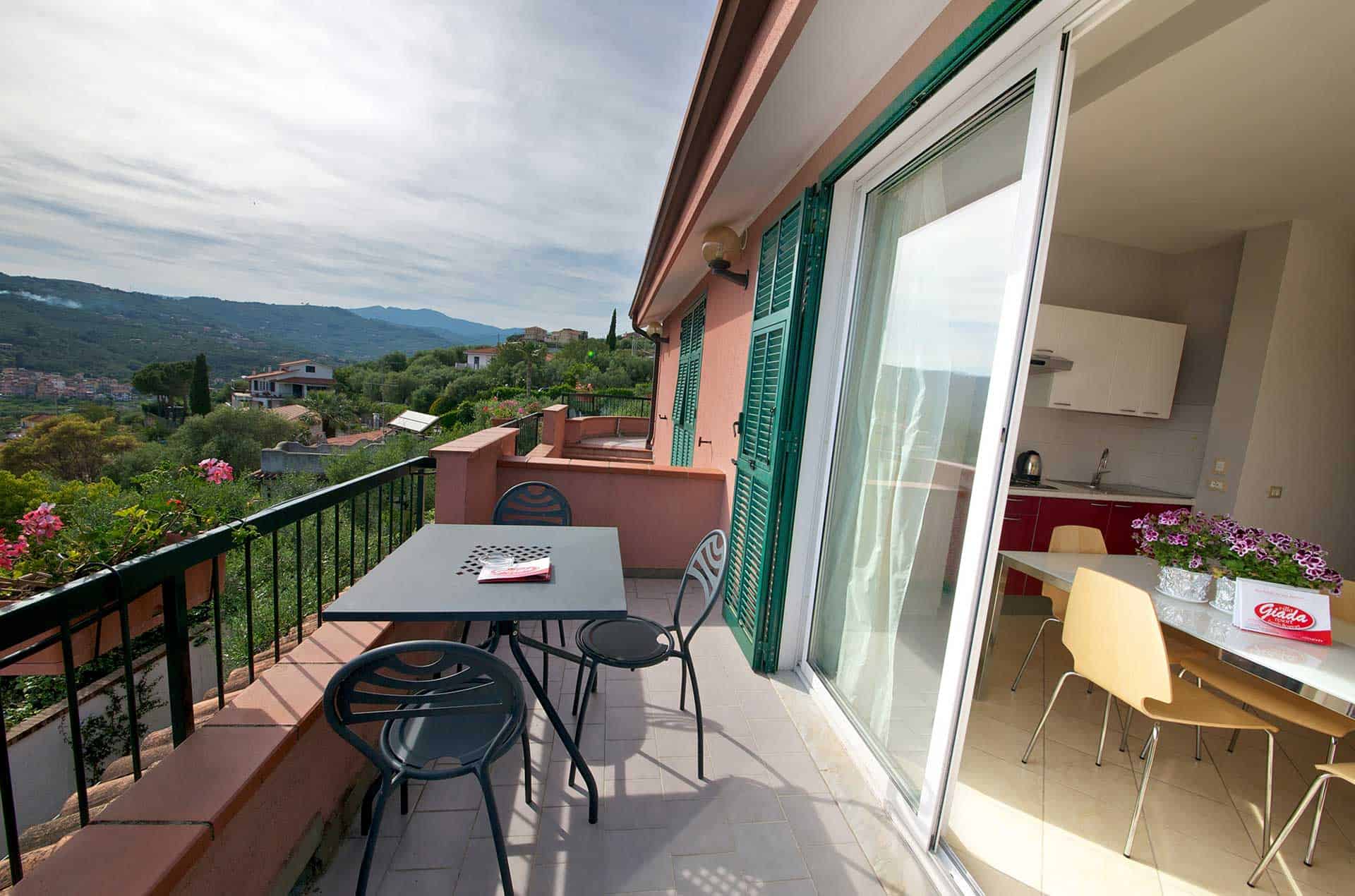 Exemple de terrasse et de vue d'un appartement de la résidence Villa Giada à Impéria en Ligurie Exemple de terrasse et de vue d'un appartement de la résidence Villa Giada à Impéria en Ligurie